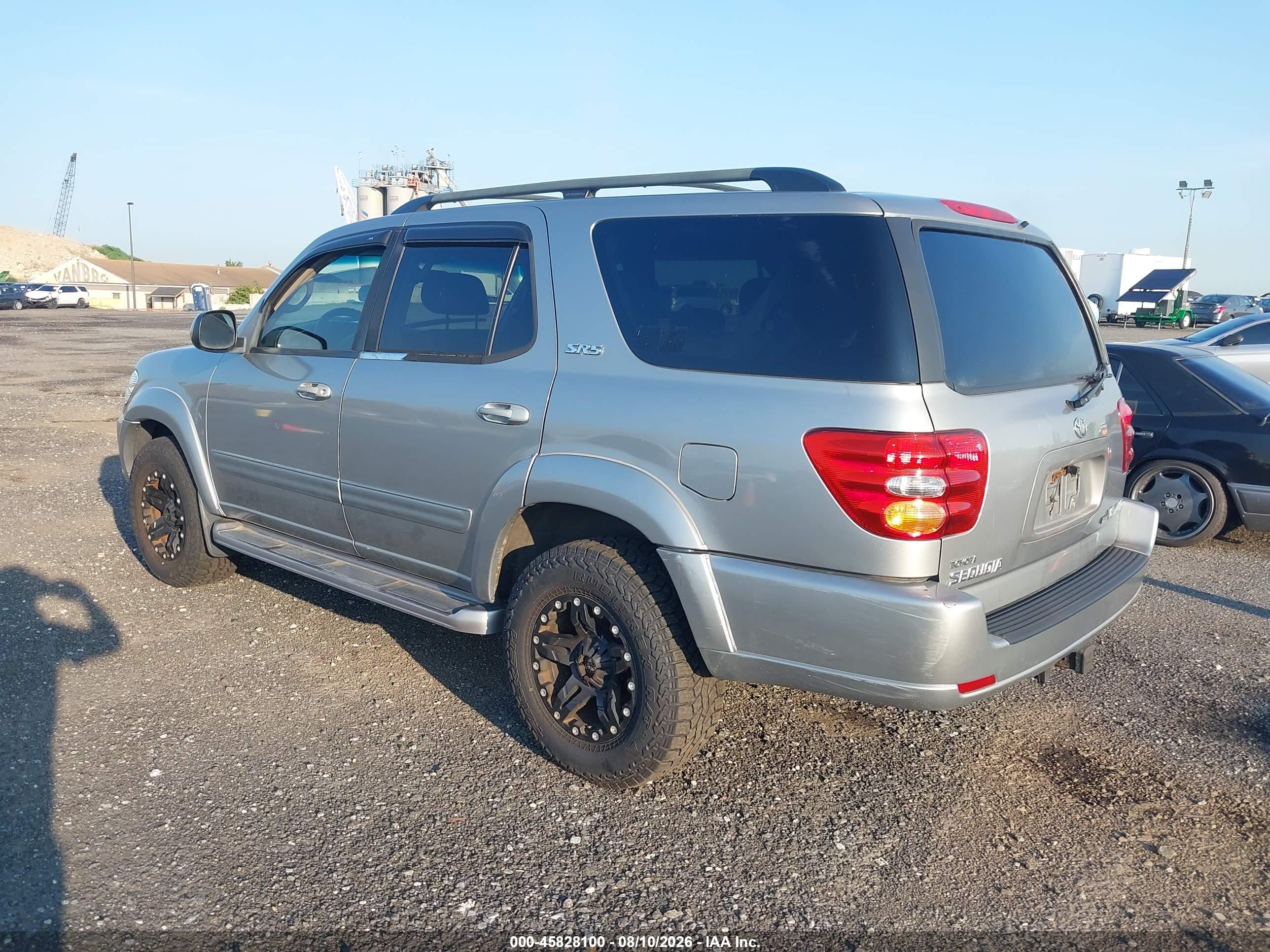 2004 Toyota Sequoia Sr5 V8 Silver vin: 5TDBT44A44S212400