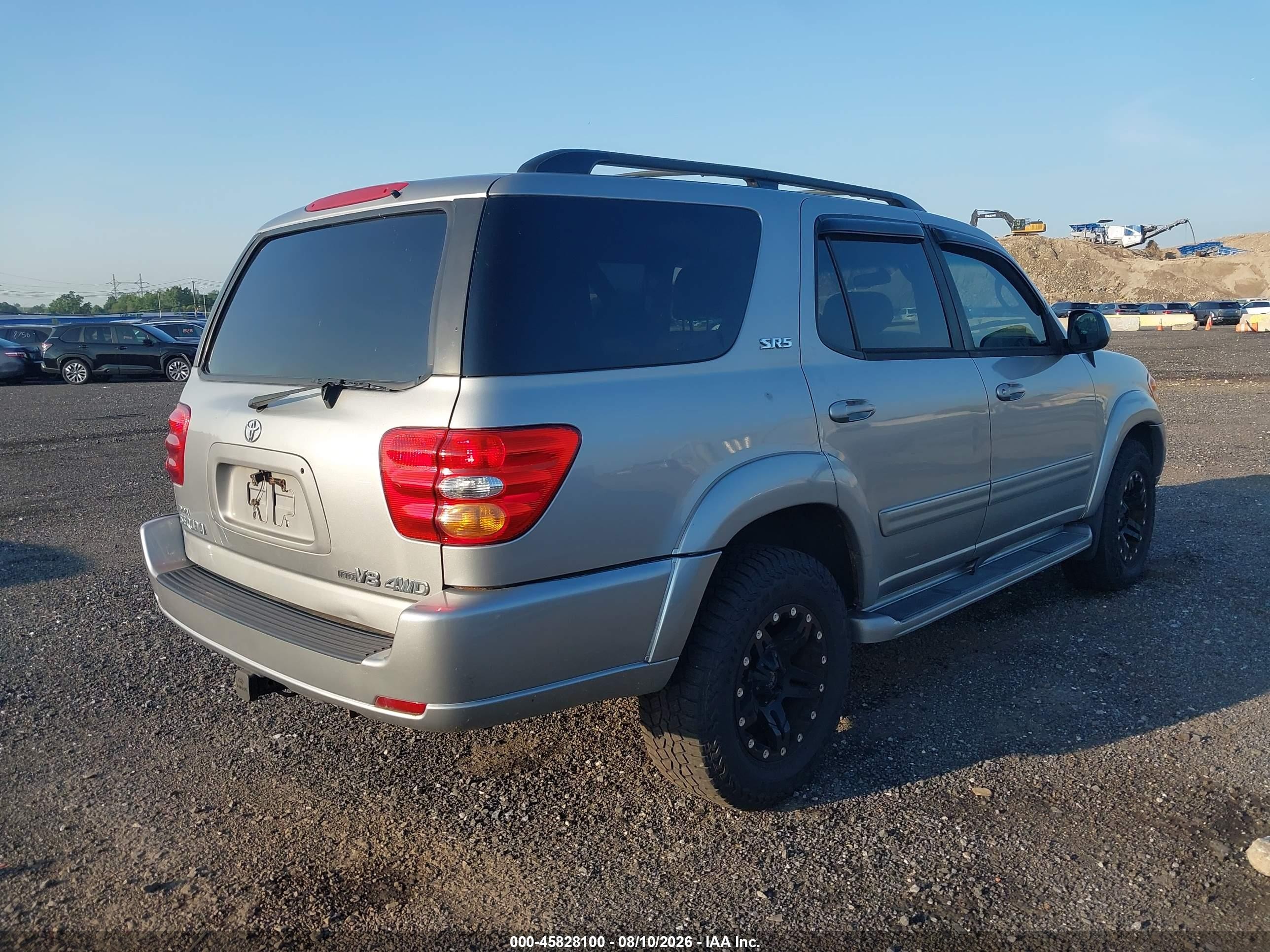 2004 Toyota Sequoia Sr5 V8 Silver vin: 5TDBT44A44S212400