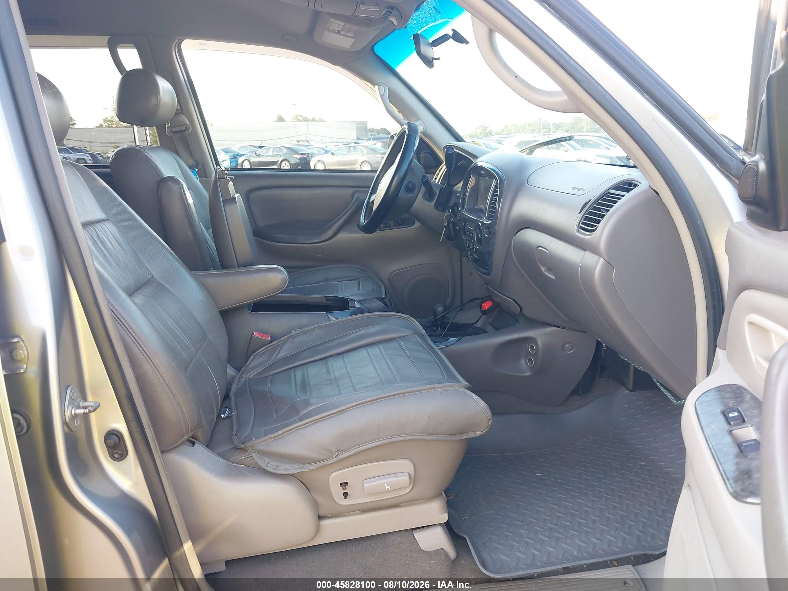 2004 Toyota Sequoia Sr5 V8 Silver vin: 5TDBT44A44S212400