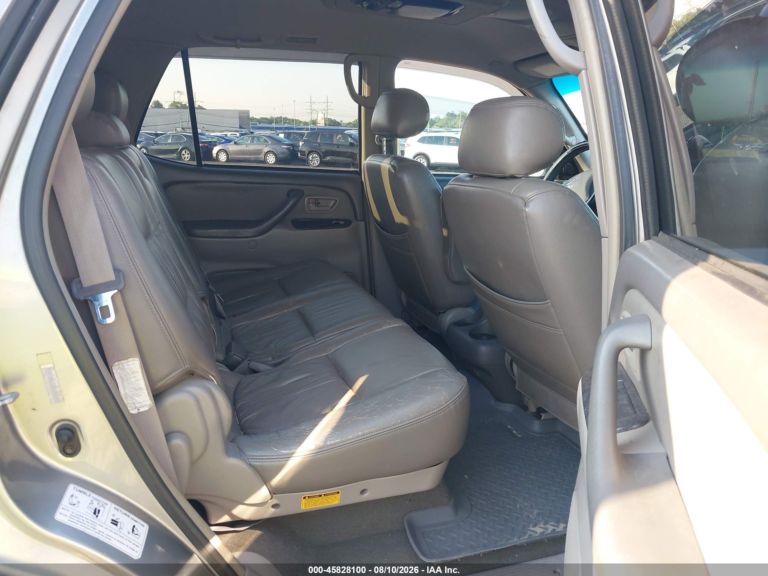 2004 Toyota Sequoia Sr5 V8 Silver vin: 5TDBT44A44S212400