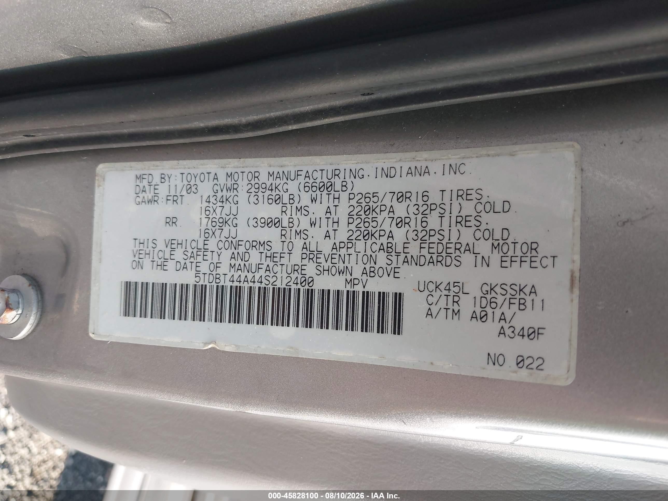 2004 Toyota Sequoia Sr5 V8 Silver vin: 5TDBT44A44S212400