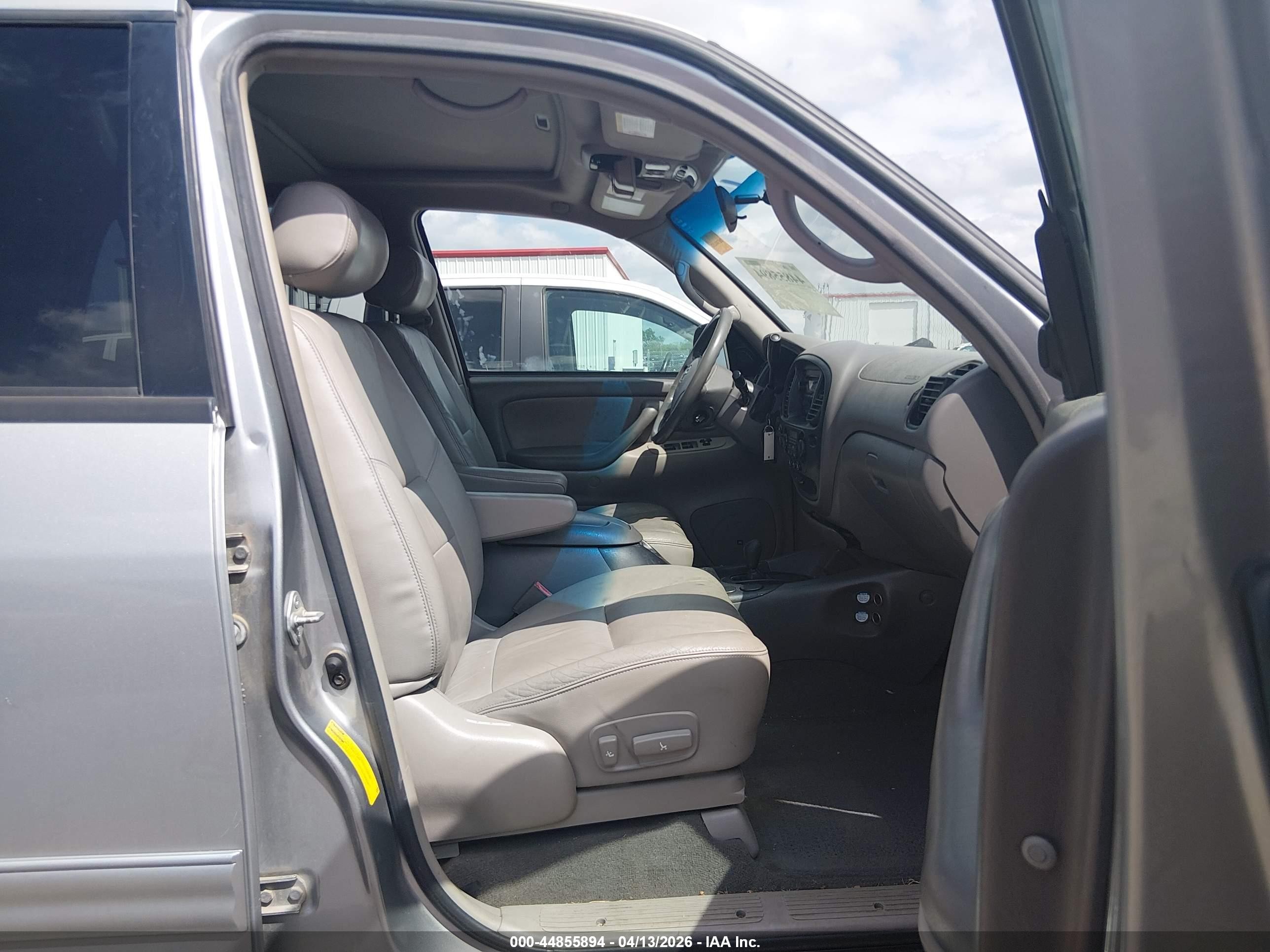 2004 Toyota Sequoia Sr5 V8 Silver vin: 5TDBT44A44S219170