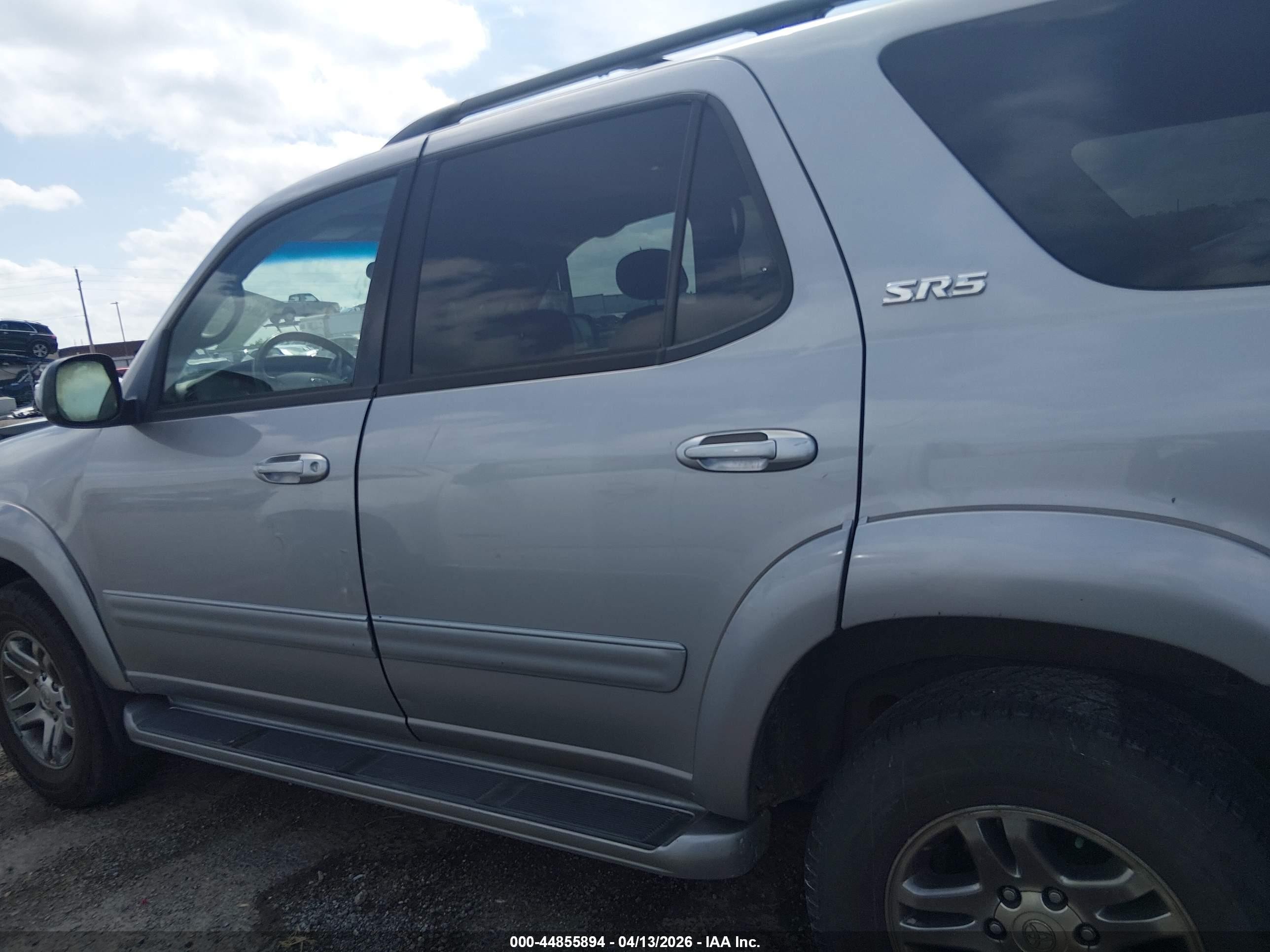 2004 Toyota Sequoia Sr5 V8 Silver vin: 5TDBT44A44S219170