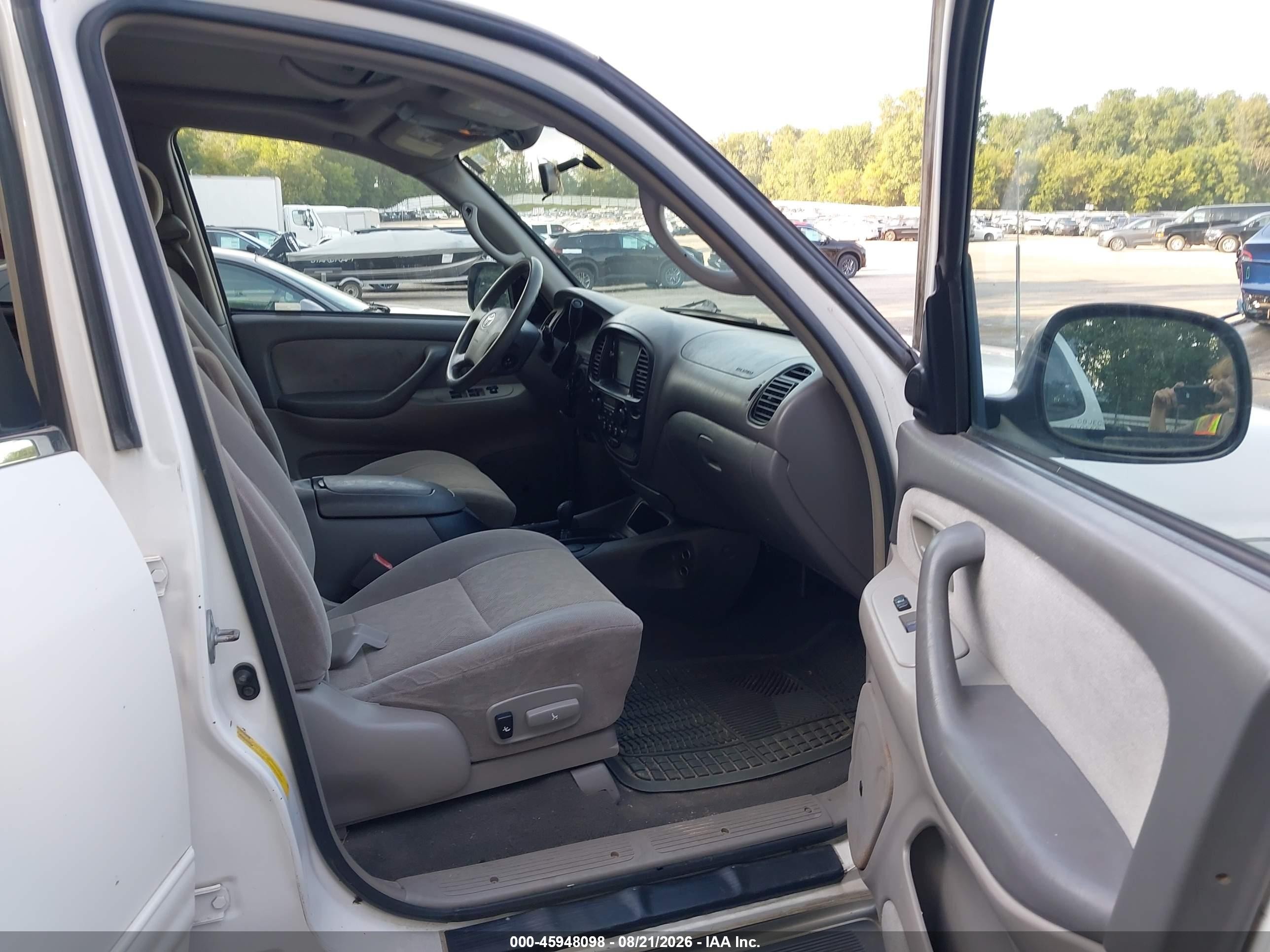 2004 Toyota Sequoia Sr5 V8 Белый vin: 5TDBT44A44S222098