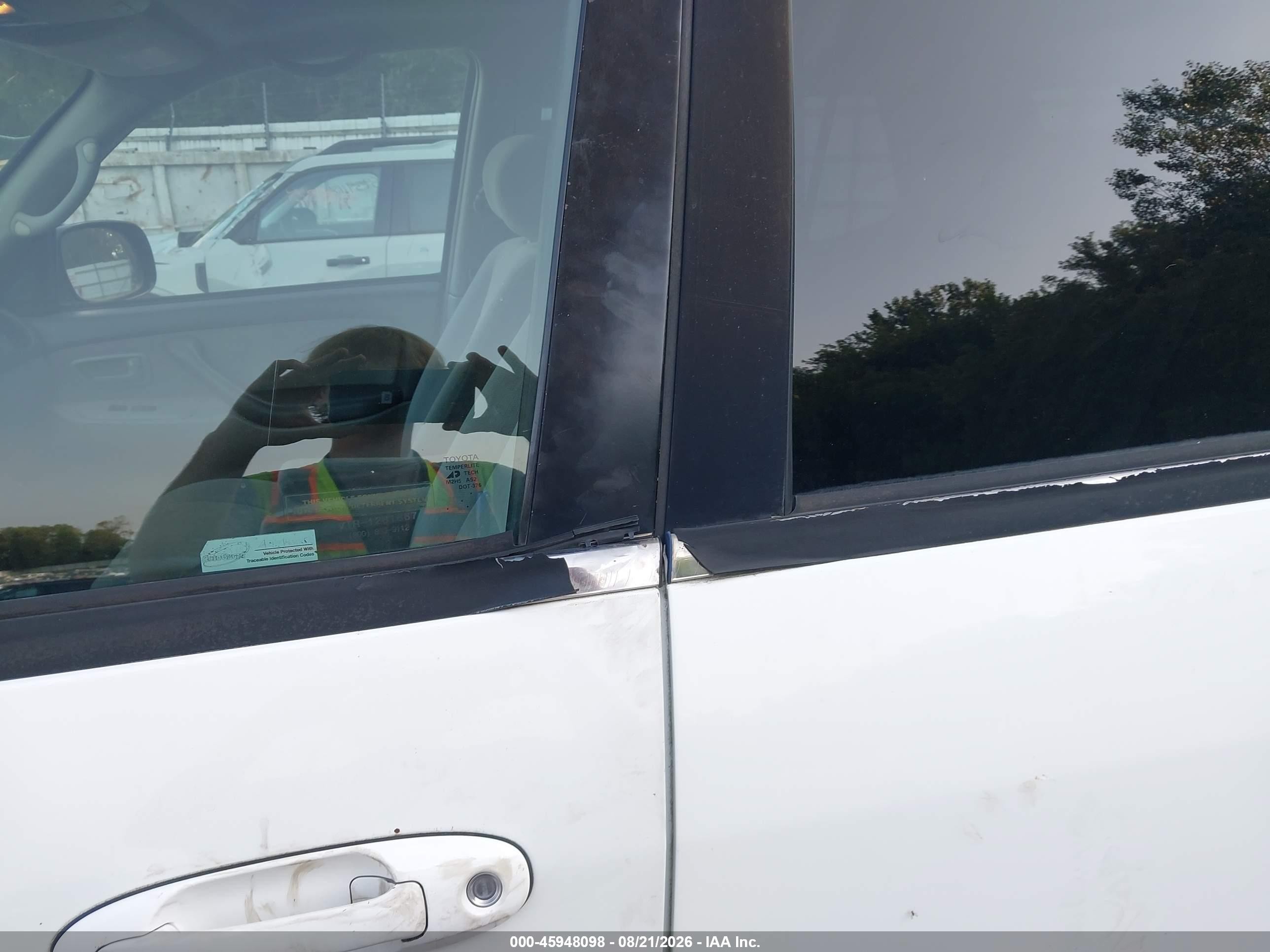 2004 Toyota Sequoia Sr5 V8 Белый vin: 5TDBT44A44S222098