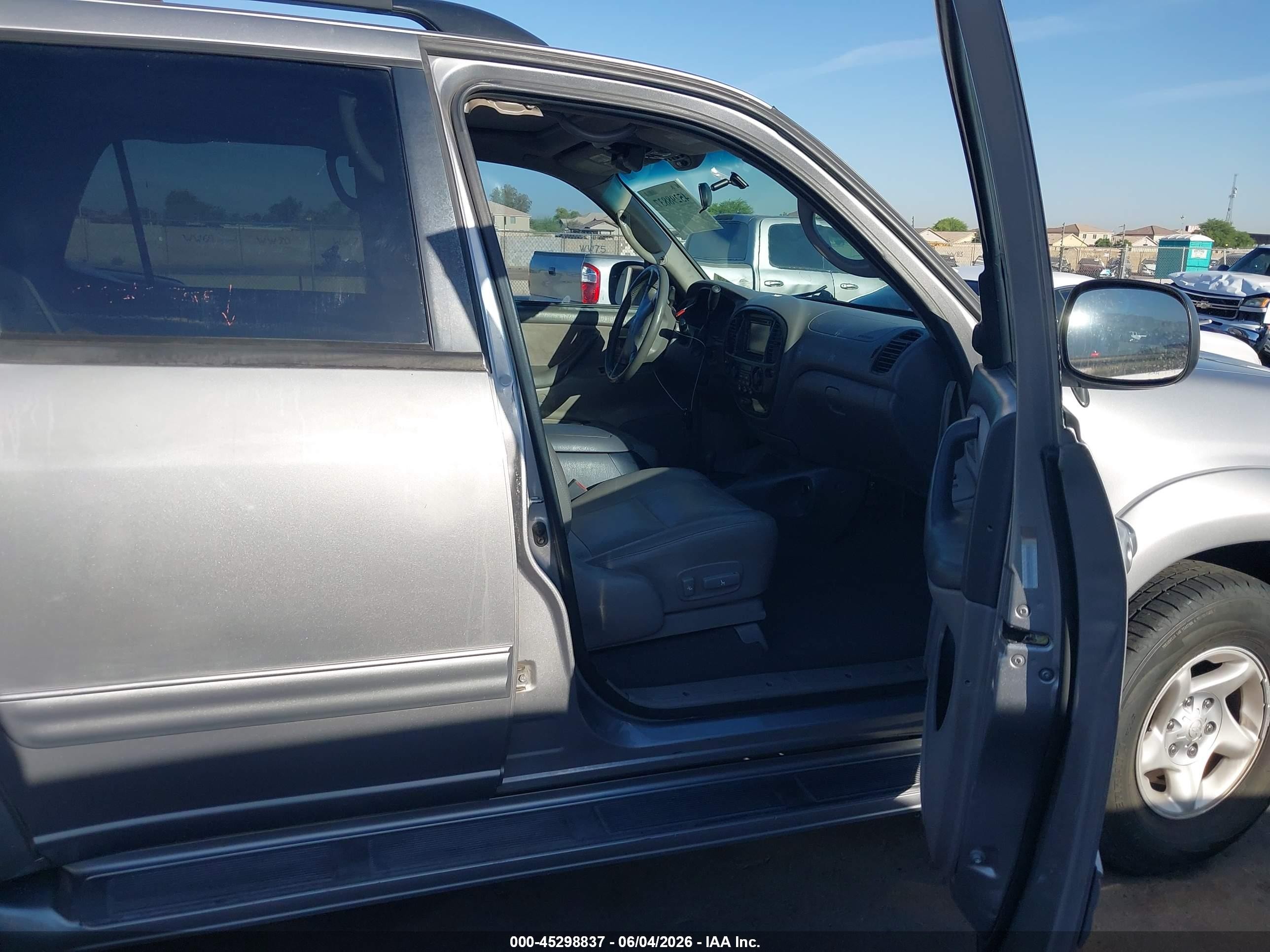 2001 Toyota Sequoia Sr5 V8 Золотой vin: 5TDBT44A61S033089