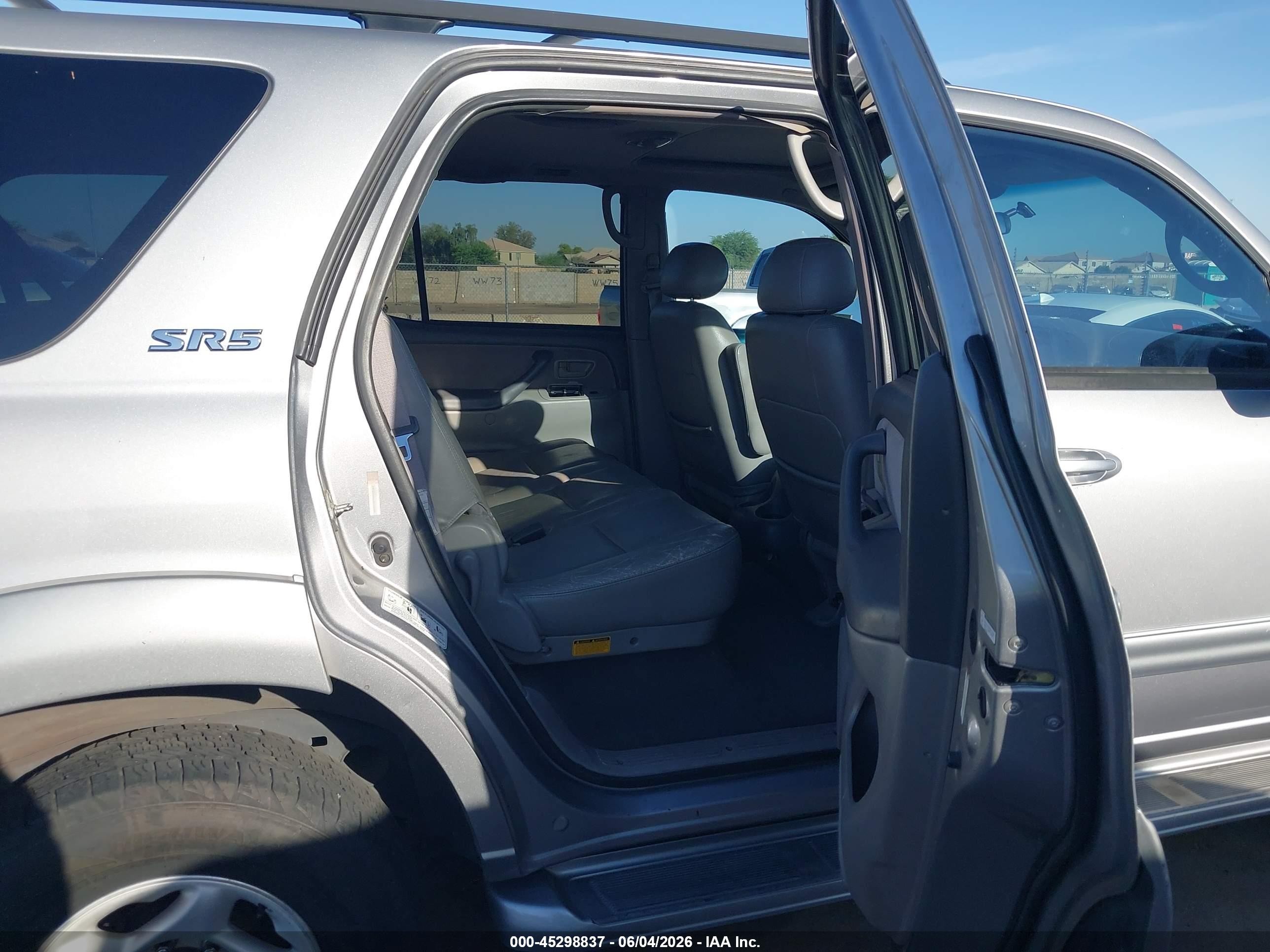 2001 Toyota Sequoia Sr5 V8 Золотой vin: 5TDBT44A61S033089