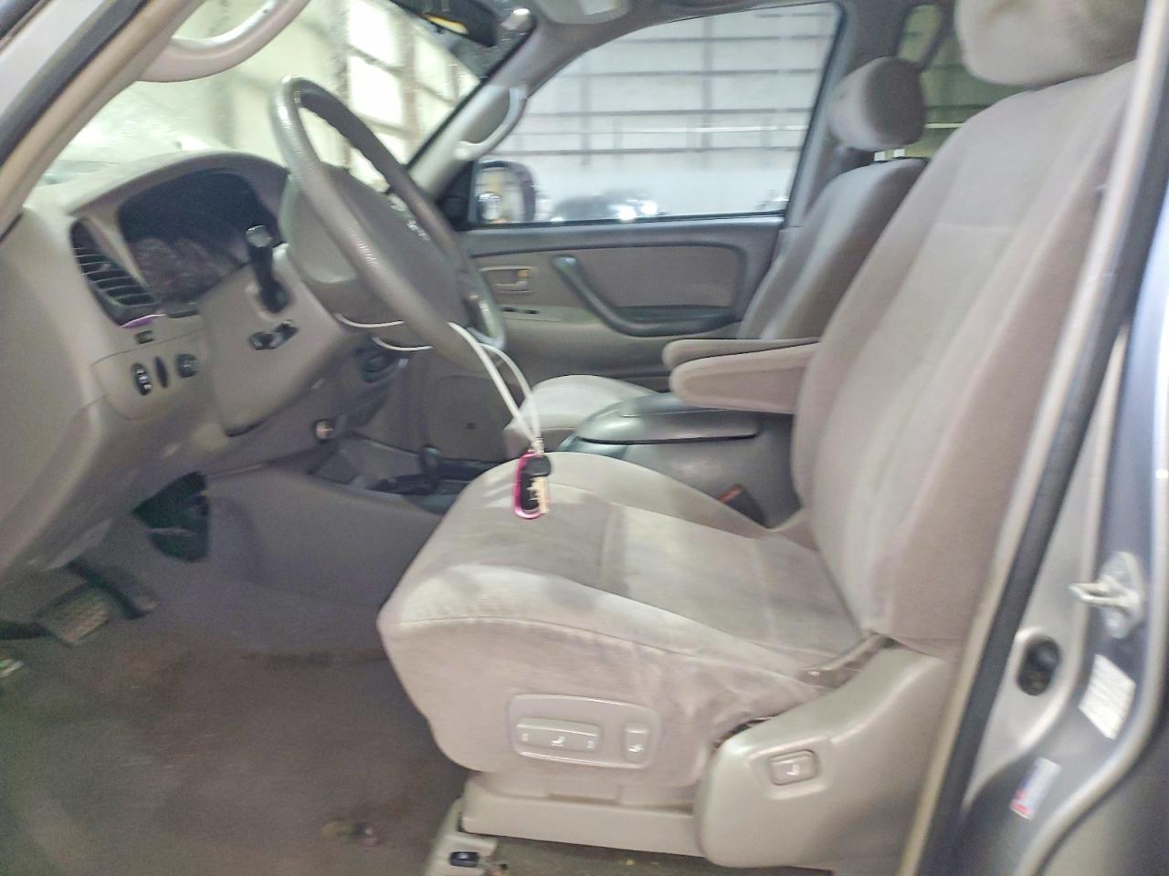 2004 Toyota Sequoia Sr5 Серебряный vin: 5TDBT44A74S217266