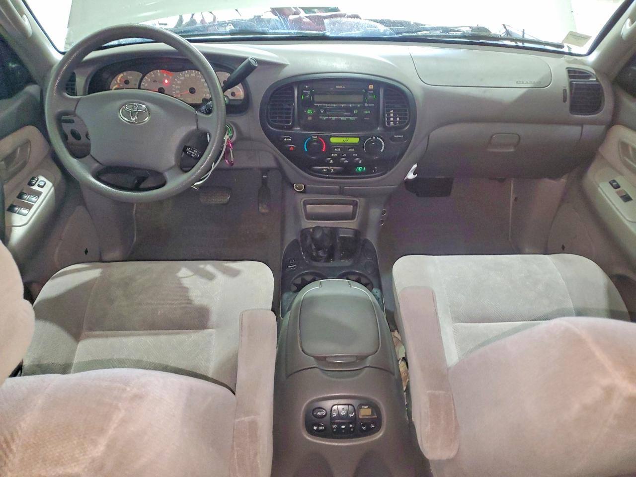 2004 Toyota Sequoia Sr5 Серебряный vin: 5TDBT44A74S217266