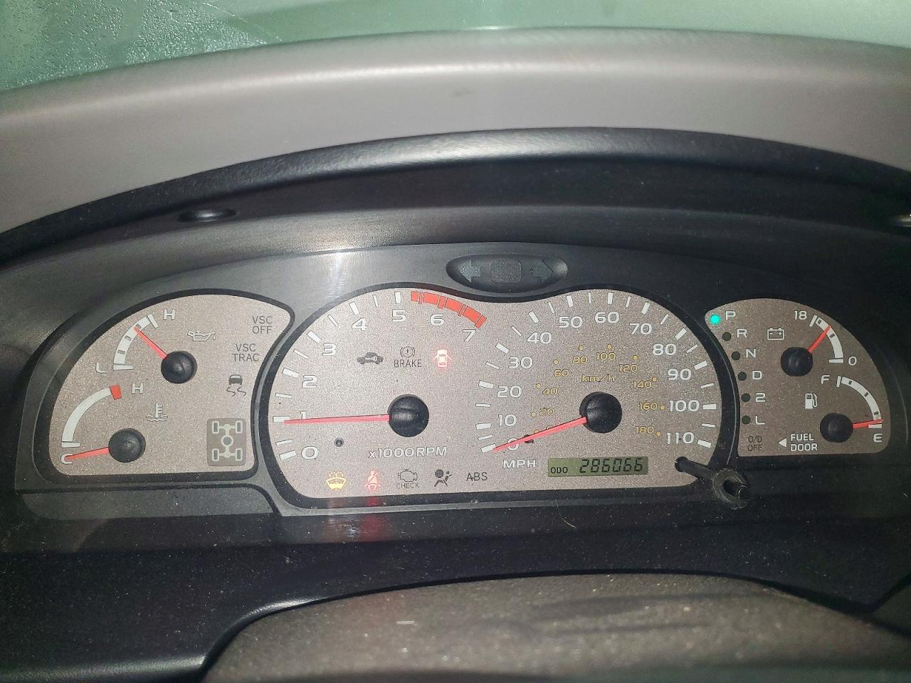 2004 Toyota Sequoia Sr5 Серебряный vin: 5TDBT44A74S217266