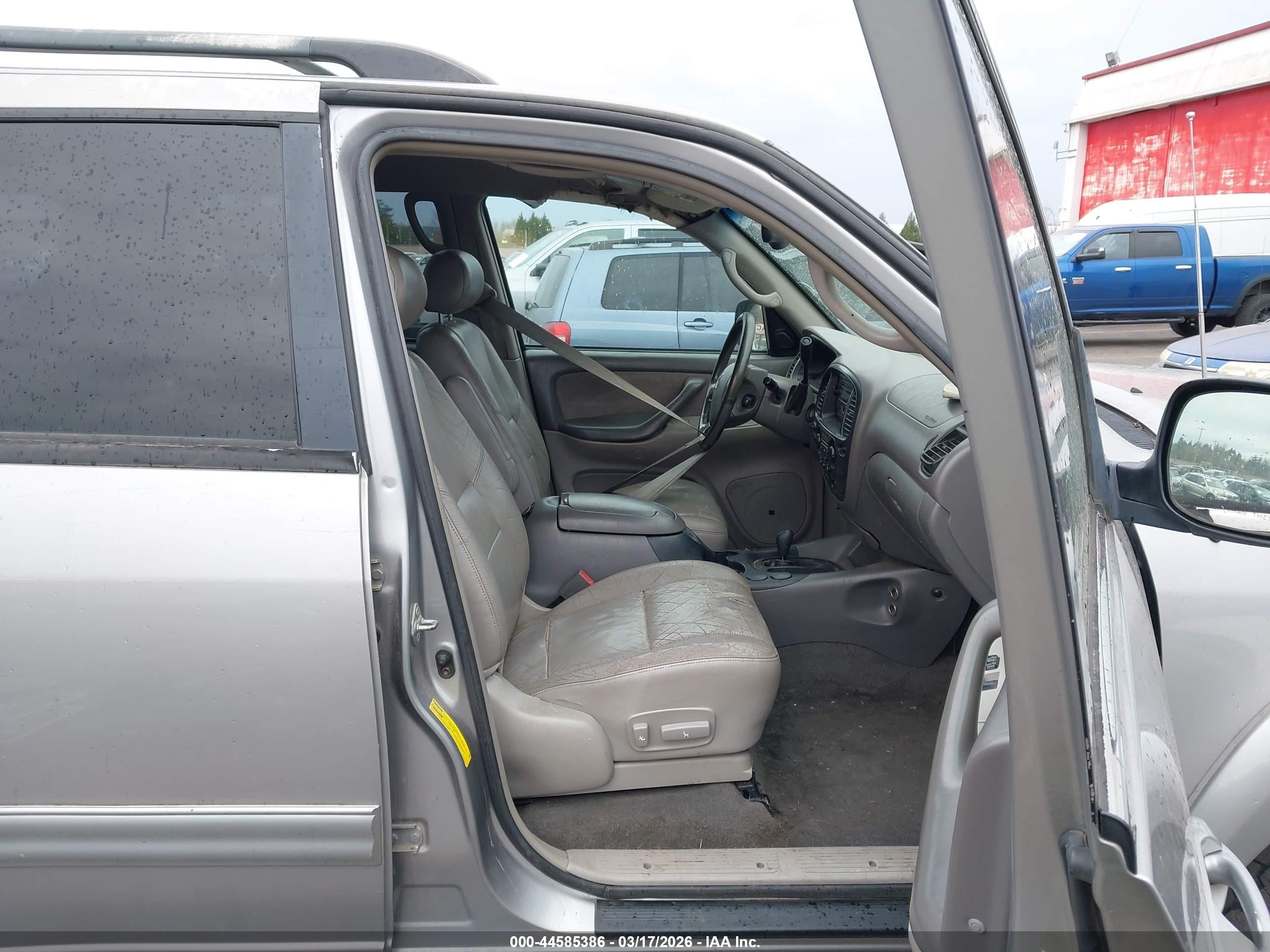 2004 Toyota Sequoia Sr5 V8 Silver vin: 5TDBT44A74S226372