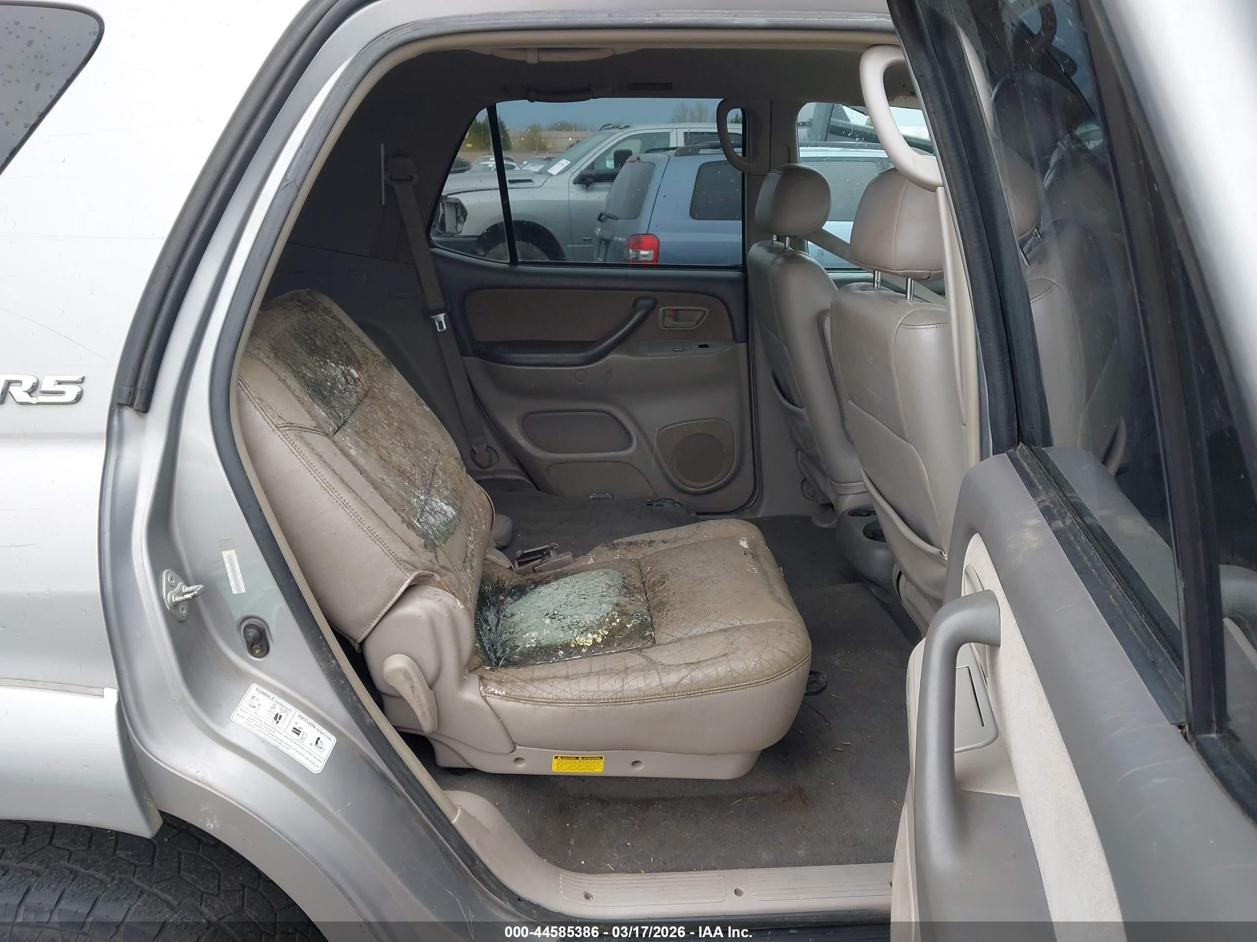 2004 Toyota Sequoia Sr5 V8 Silver vin: 5TDBT44A74S226372