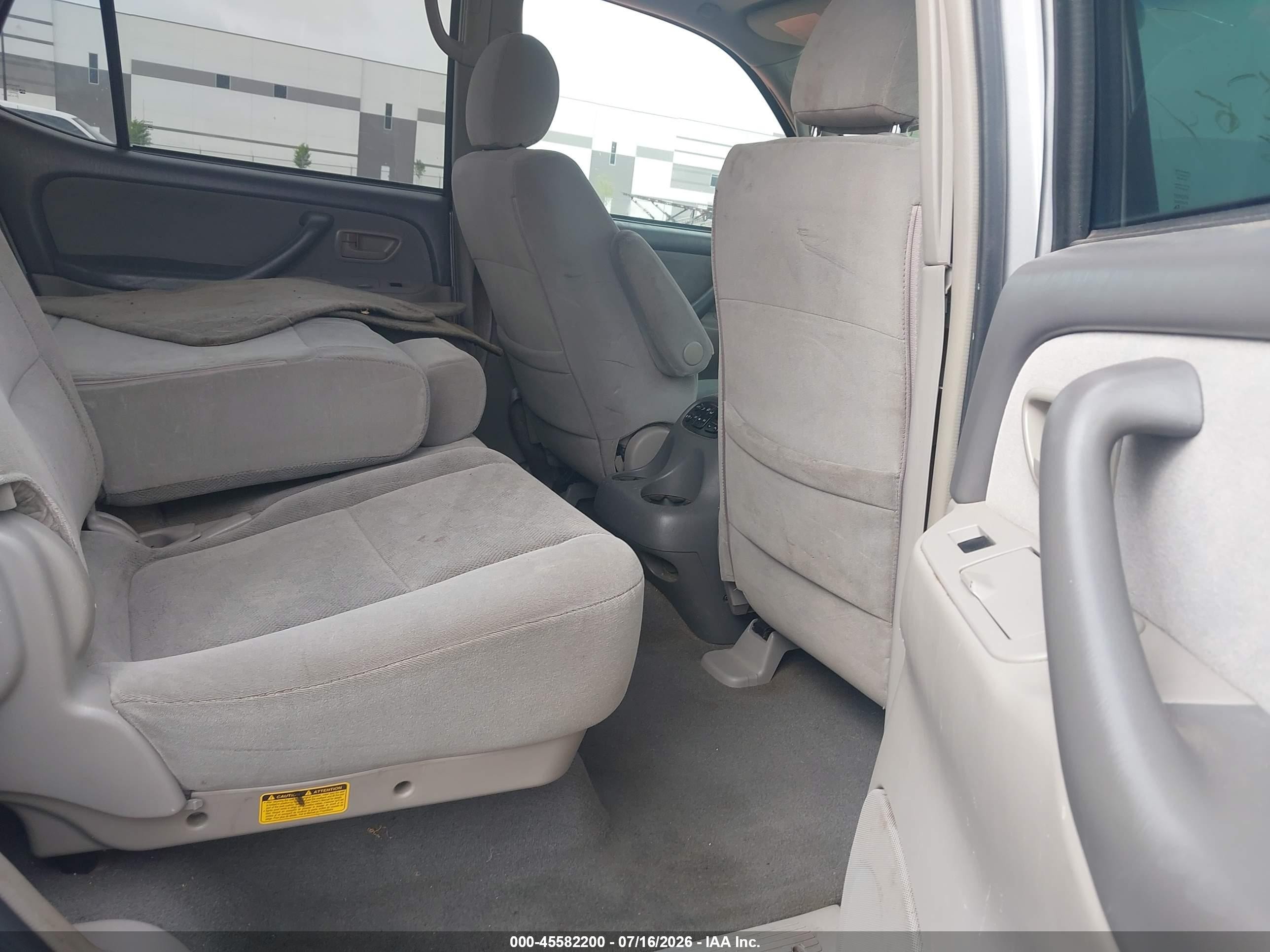 2005 Toyota Sequoia Sr5 V8 Silver vin: 5TDBT44A75S237244
