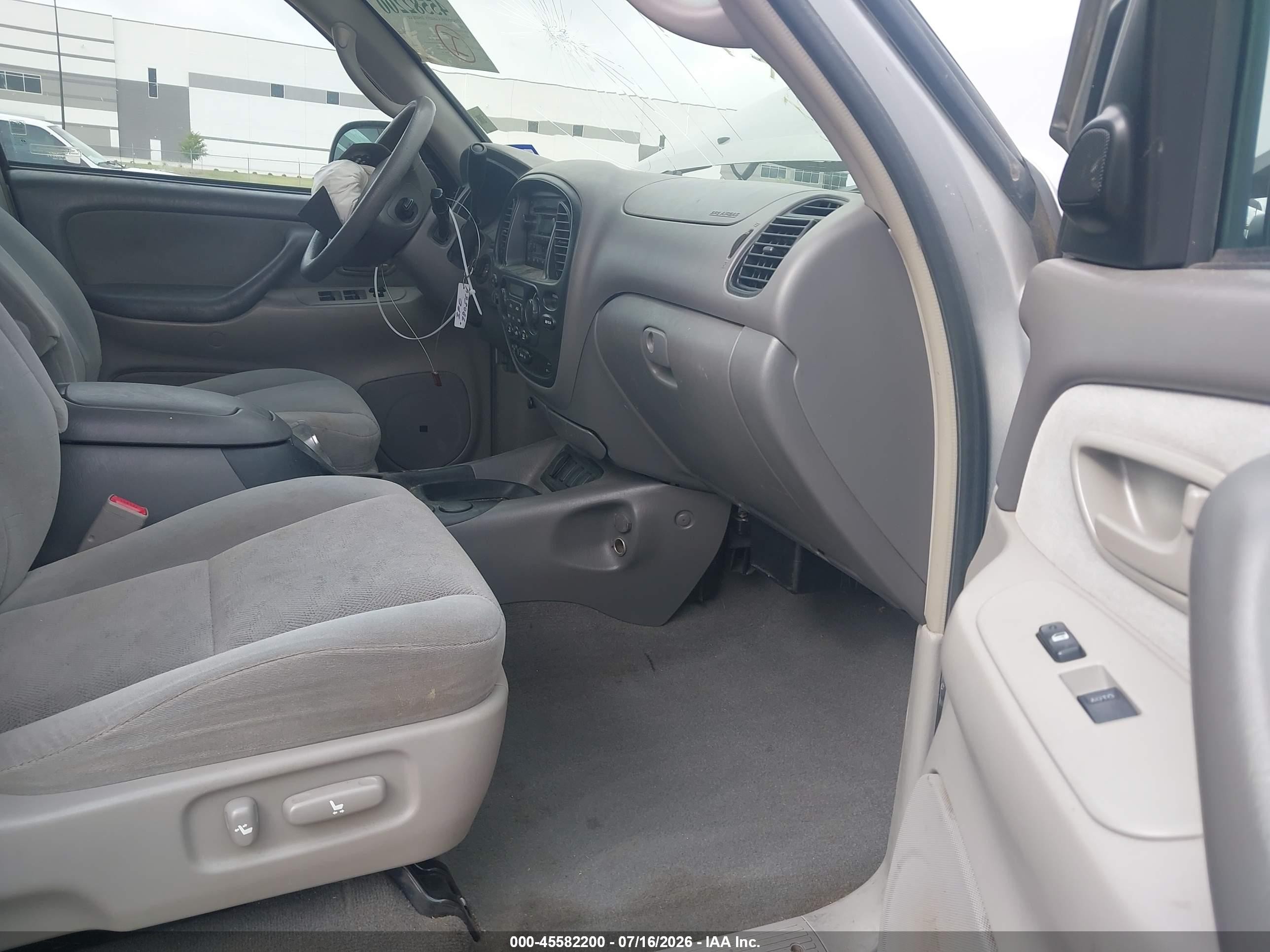 2005 Toyota Sequoia Sr5 V8 Silver vin: 5TDBT44A75S237244