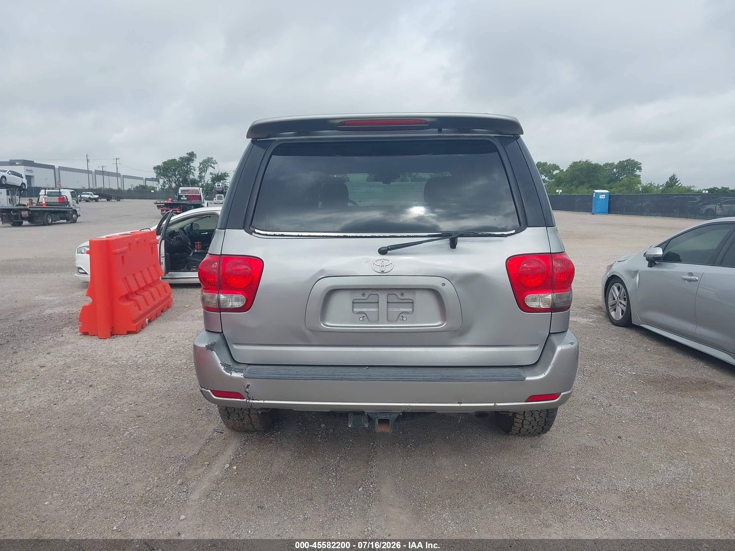 2005 Toyota Sequoia Sr5 V8 Silver vin: 5TDBT44A75S237244