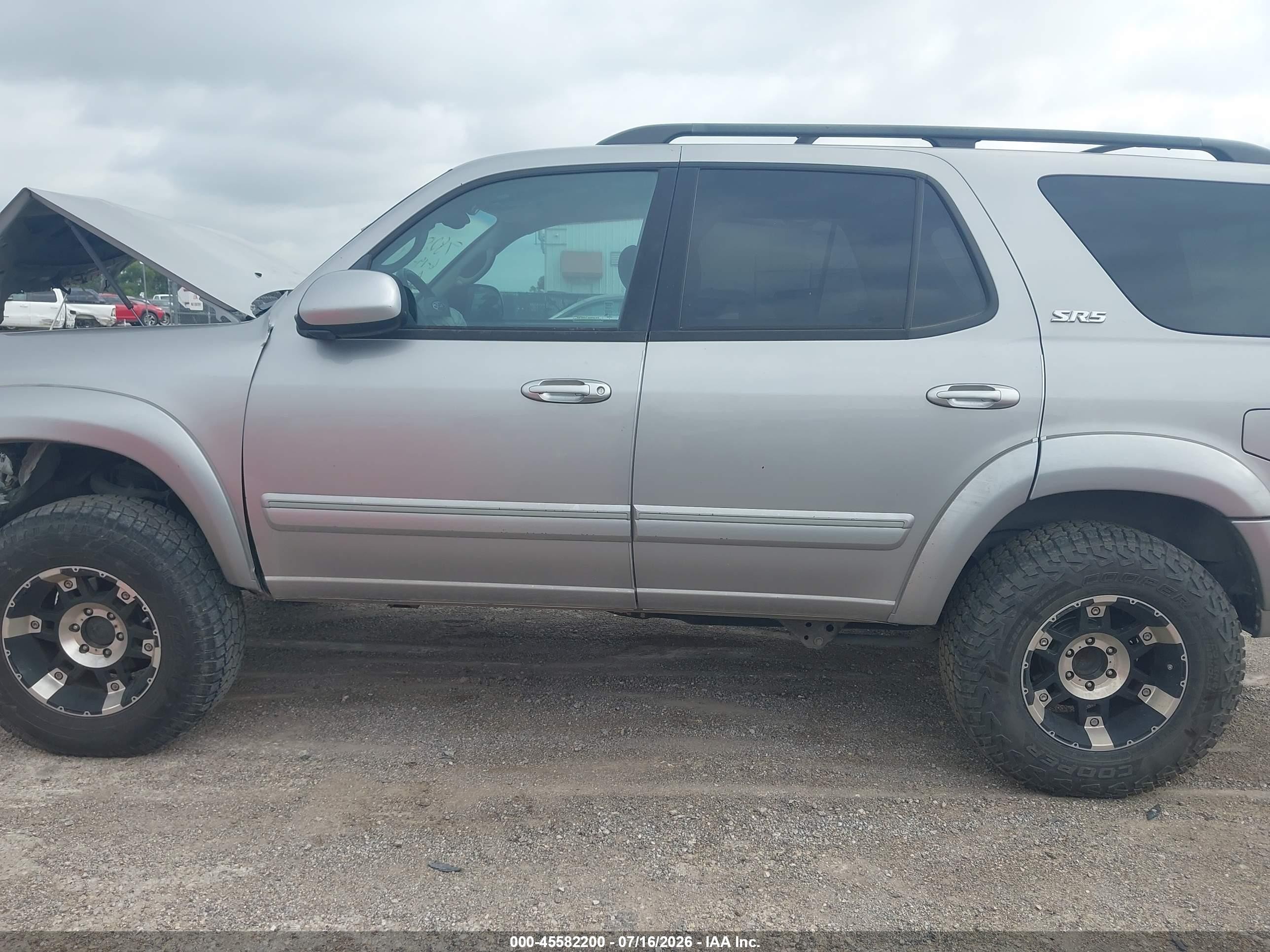 2005 Toyota Sequoia Sr5 V8 Silver vin: 5TDBT44A75S237244