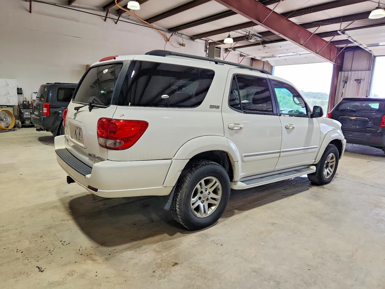 2005 Toyota Sequoia Sr5 White vin: 5TDBT44A75S238023