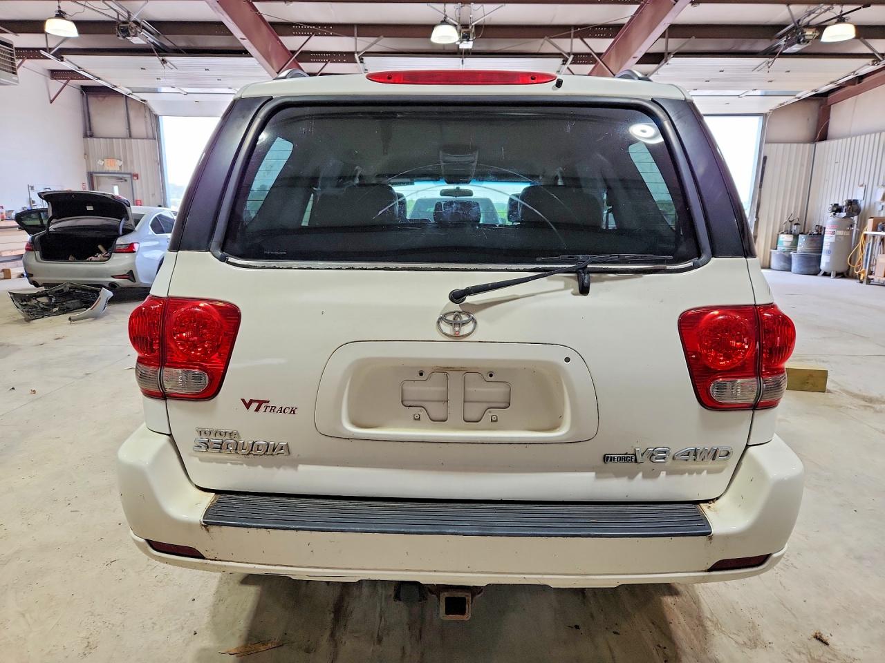 2005 Toyota Sequoia Sr5 White vin: 5TDBT44A75S238023