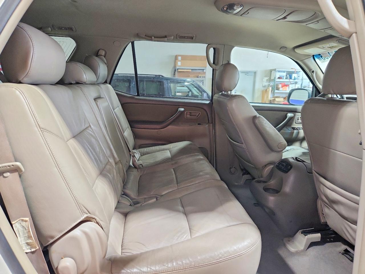 2005 Toyota Sequoia Sr5 White vin: 5TDBT44A75S238023