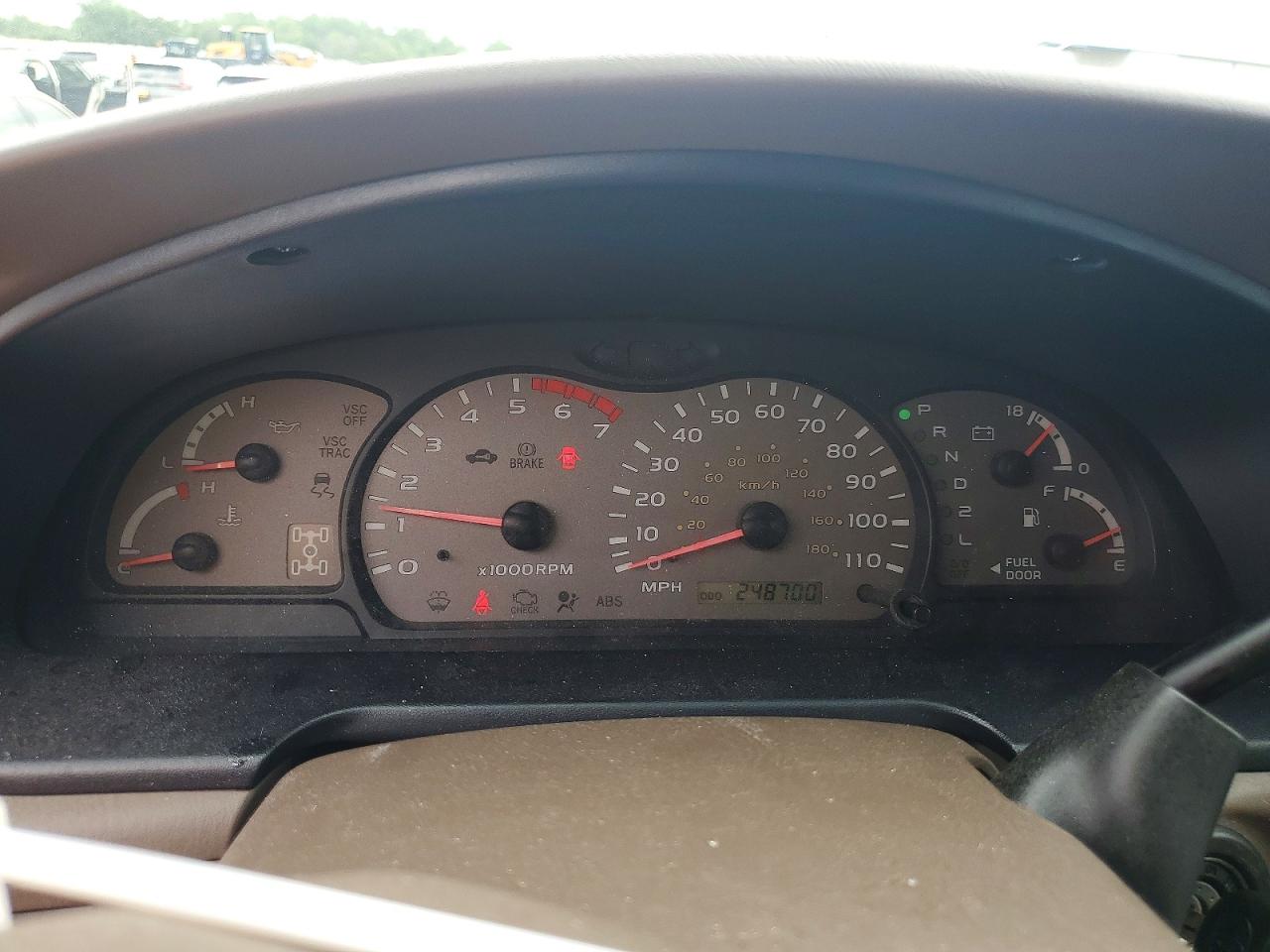 2004 Toyota Sequoia Золотой vin: 5TDBT44A84S205577