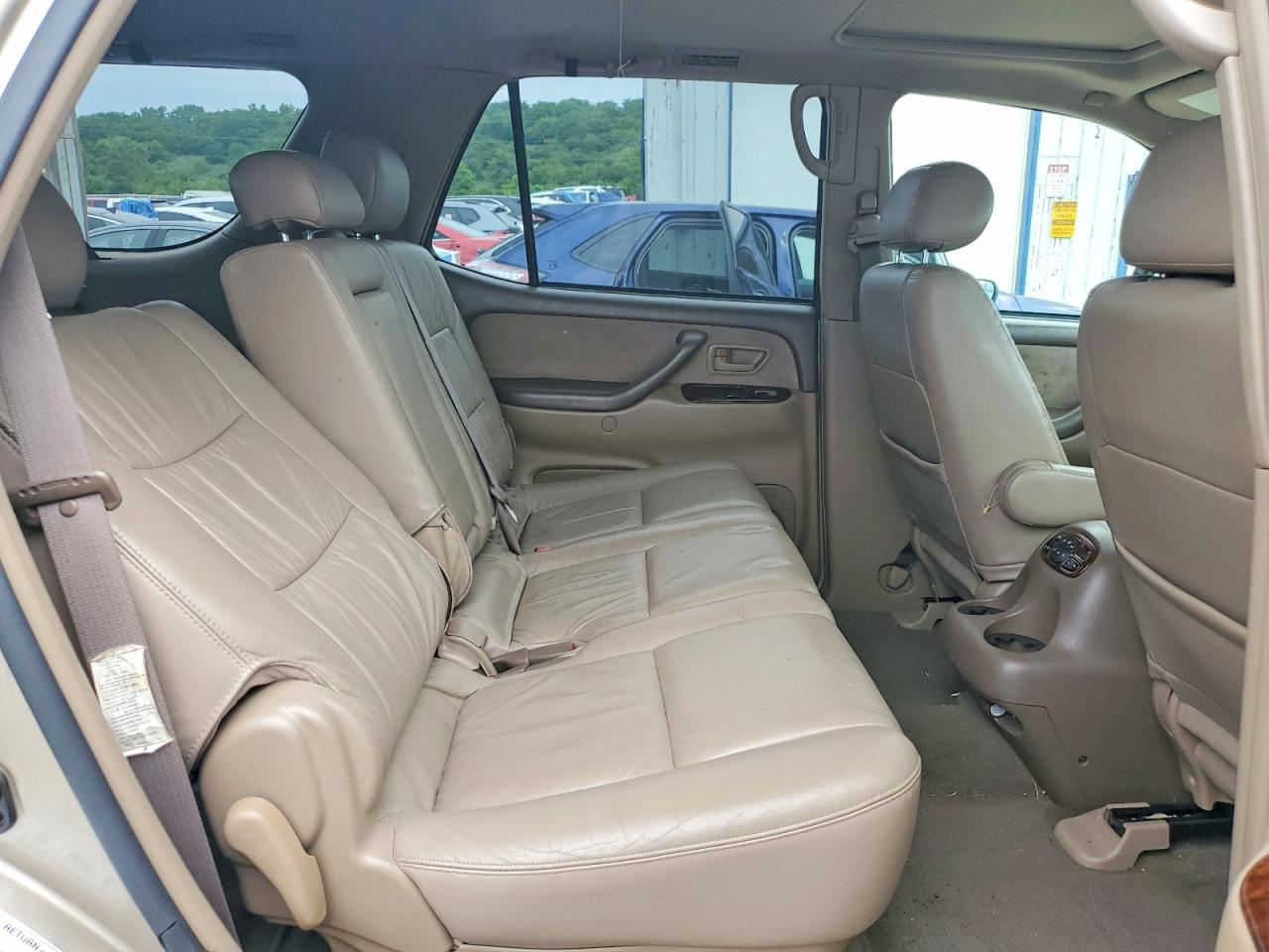2004 Toyota Sequoia Золотой vin: 5TDBT44A84S205577