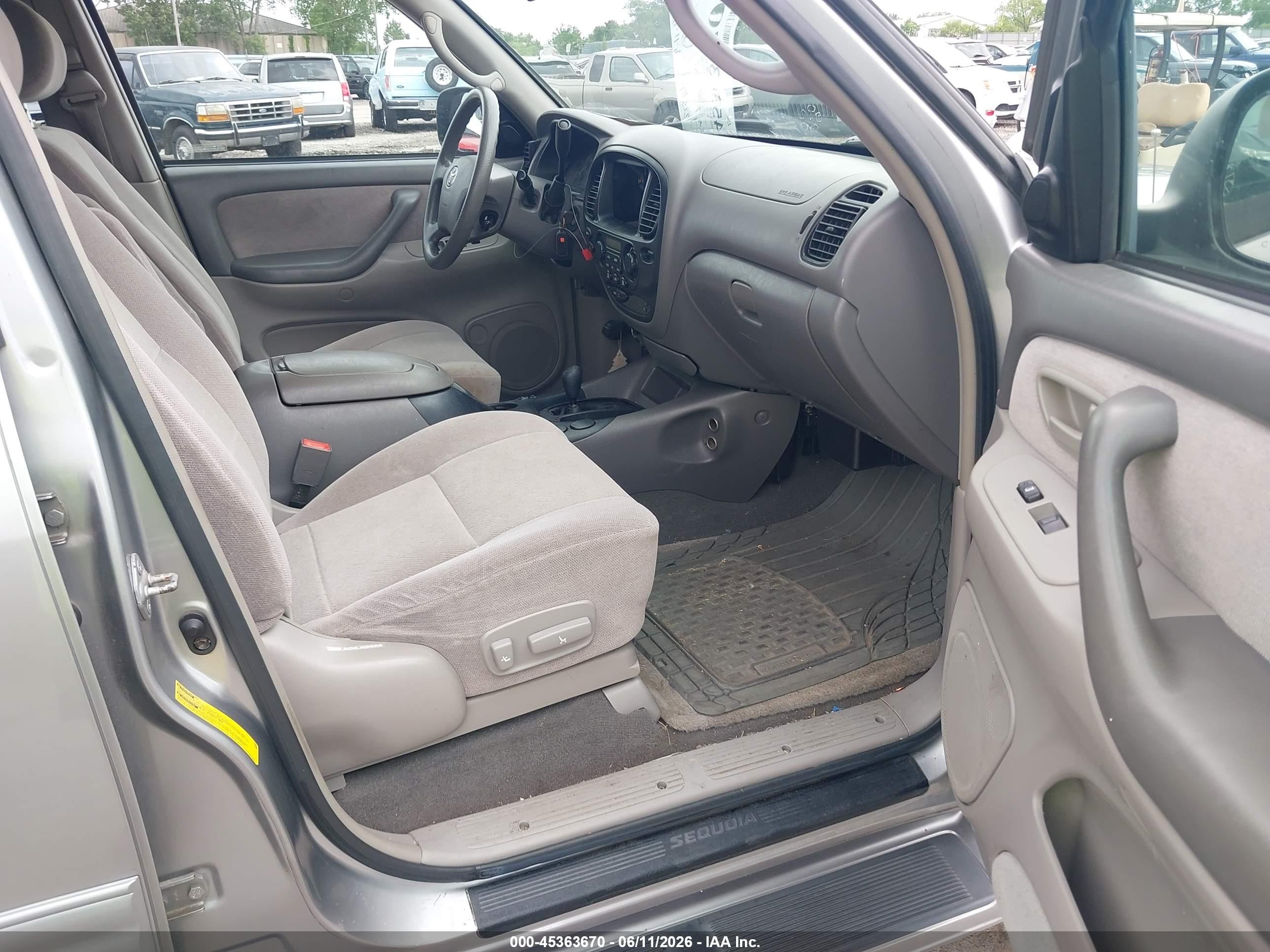 2004 Toyota Sequoia Sr5 V8 Серебряный vin: 5TDBT44A94S207581