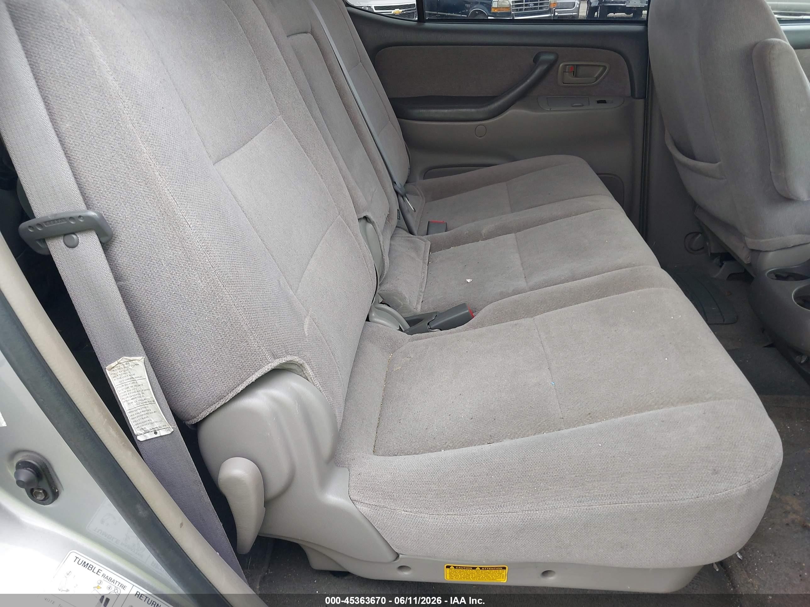 2004 Toyota Sequoia Sr5 V8 Серебряный vin: 5TDBT44A94S207581