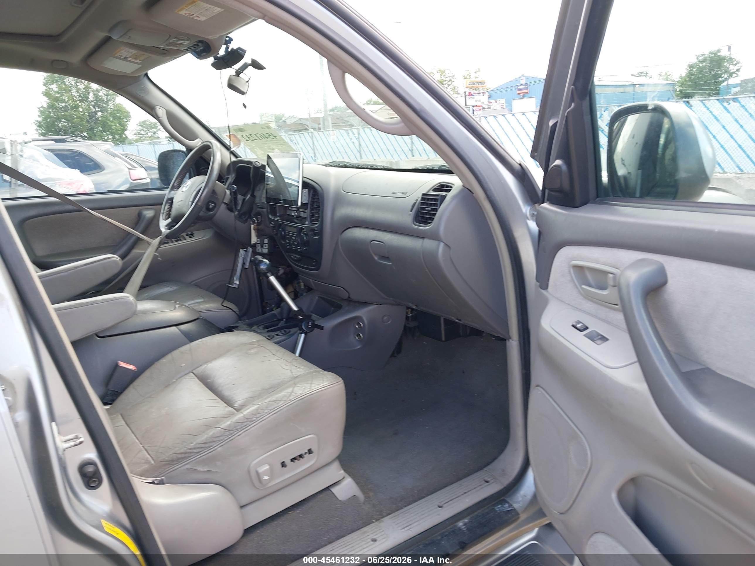 2004 Toyota Sequoia Sr5 V8 Silver vin: 5TDBT44A94S214613