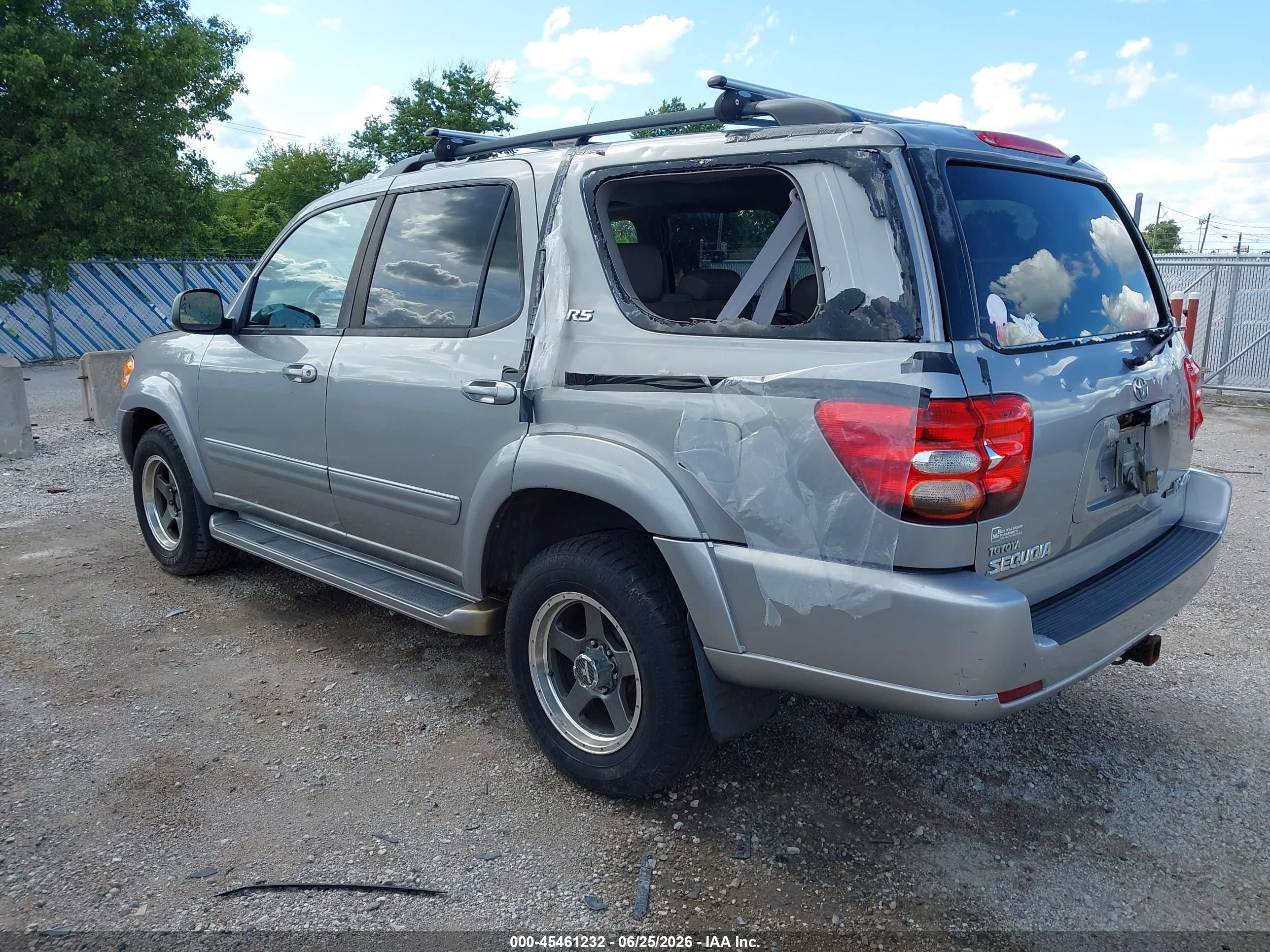 2004 Toyota Sequoia Sr5 V8 Silver vin: 5TDBT44A94S214613