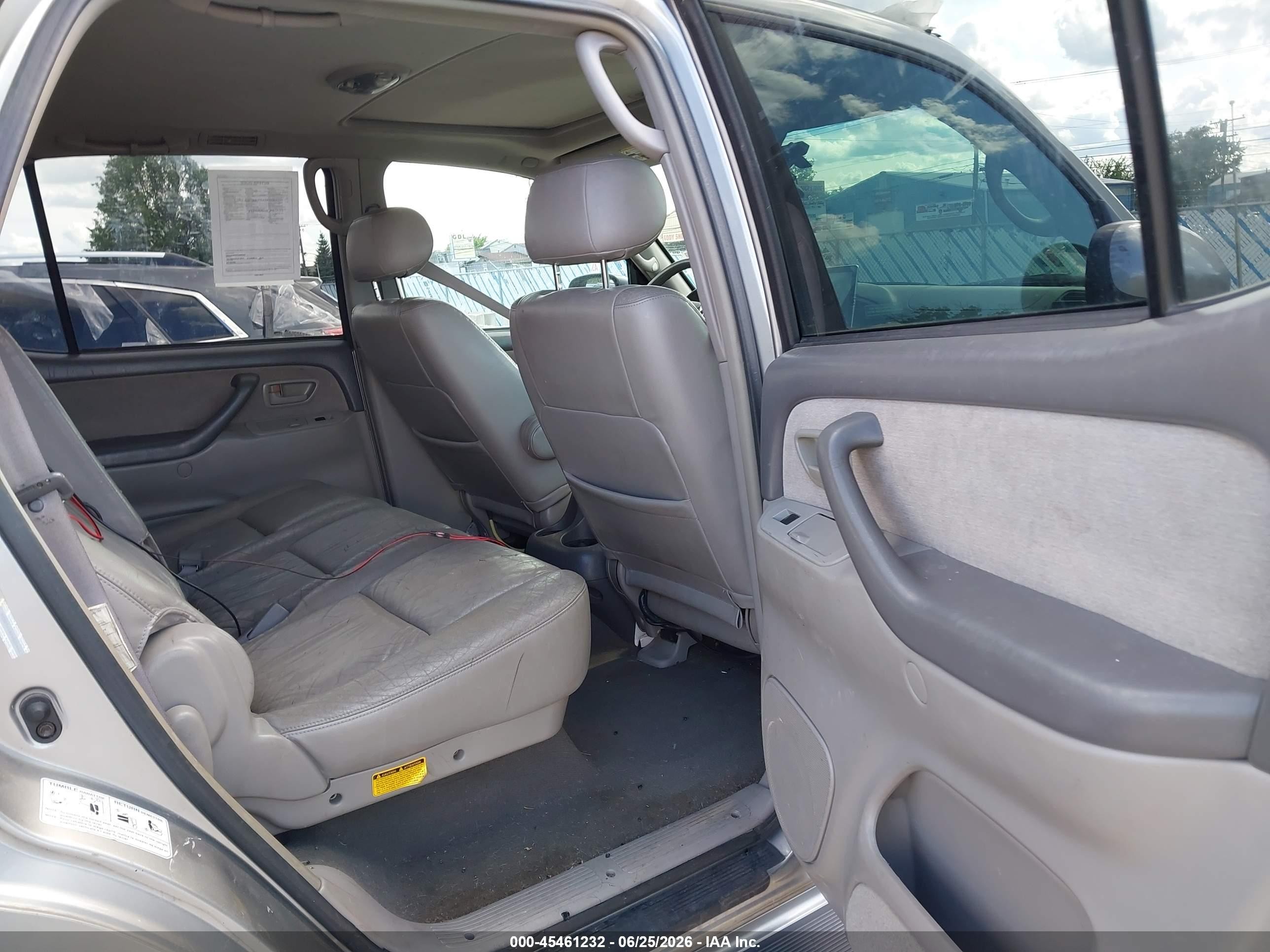 2004 Toyota Sequoia Sr5 V8 Silver vin: 5TDBT44A94S214613