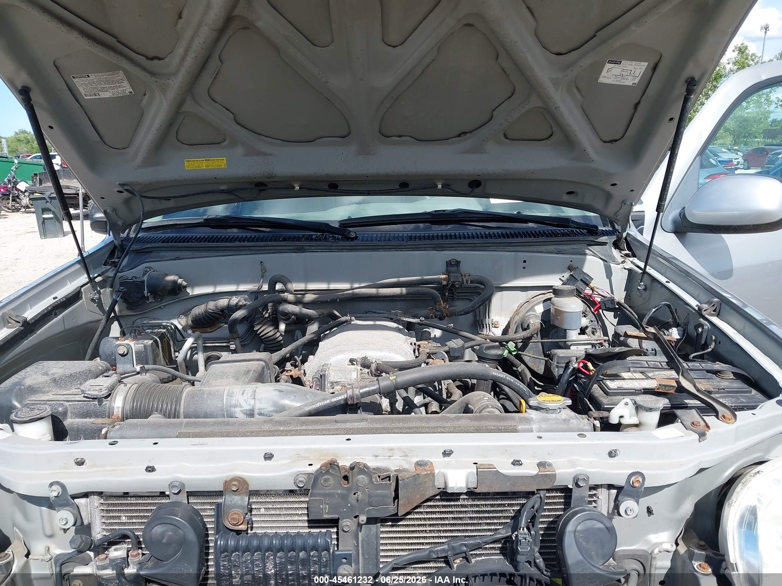 2004 Toyota Sequoia Sr5 V8 Silver vin: 5TDBT44A94S214613