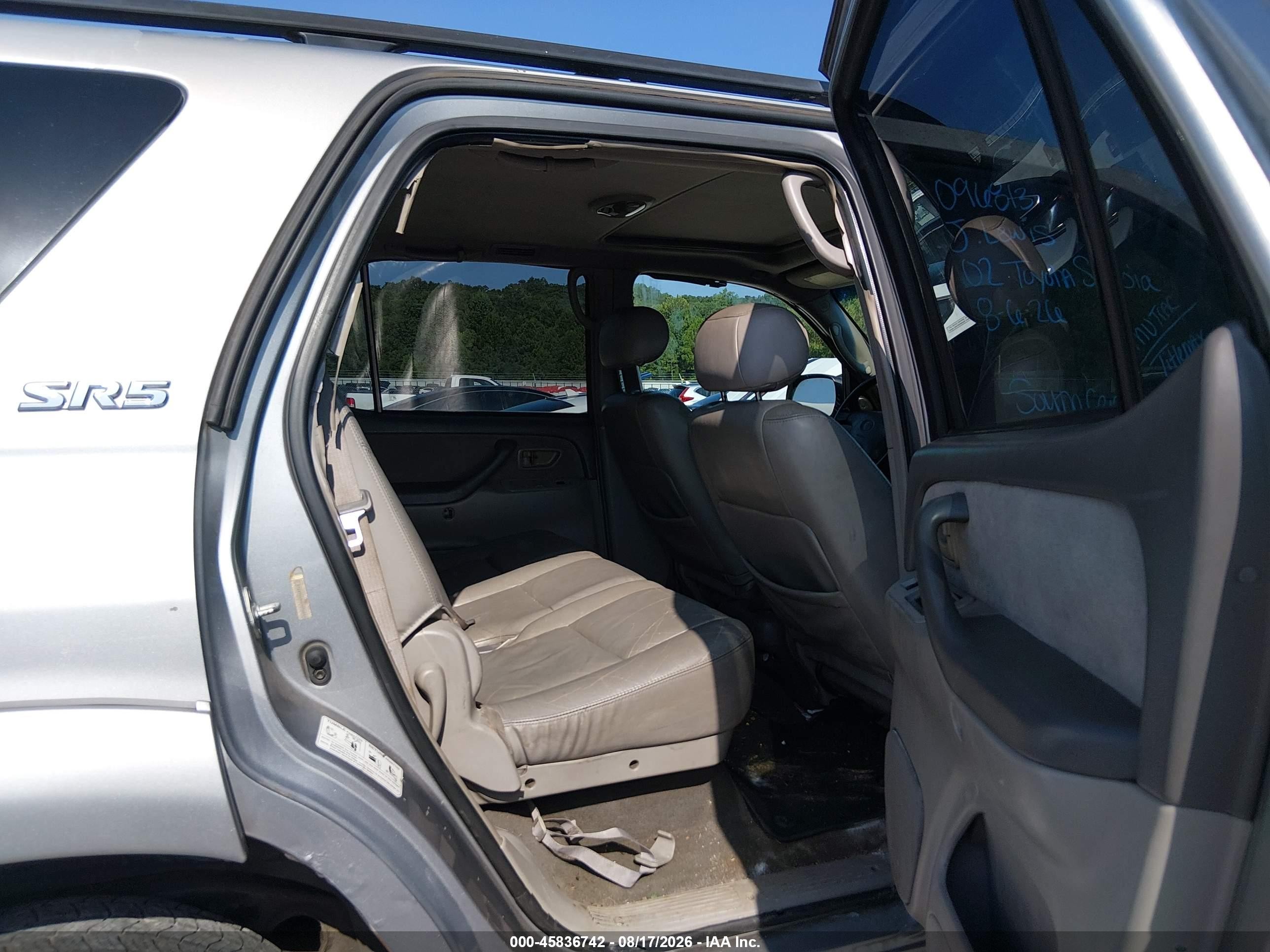 2002 Toyota Sequoia Sr5 V8 Silver vin: 5TDBT44AX2S096813