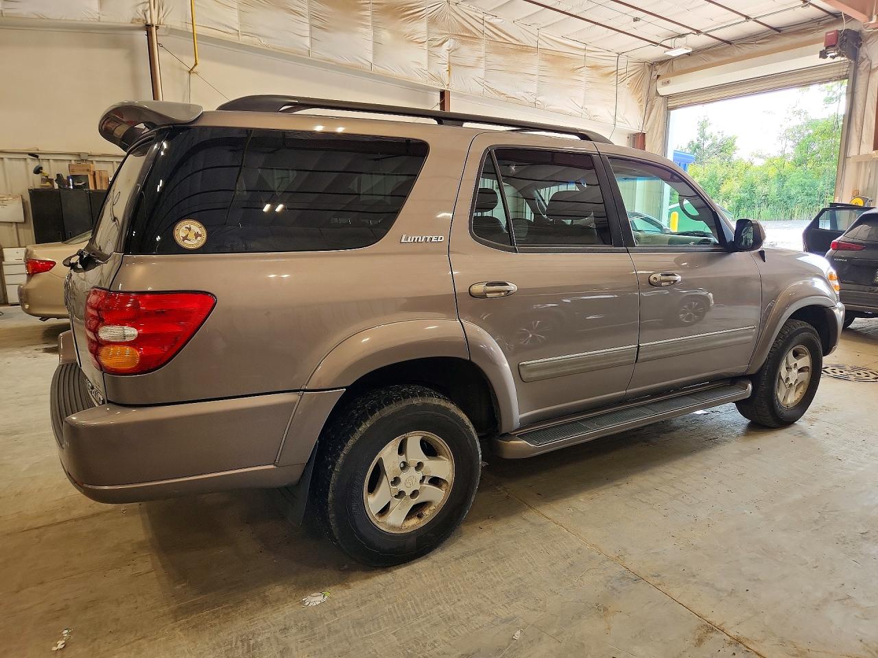 2002 Toyota Sequoia Limited Silver vin: 5TDBT48A02S109451