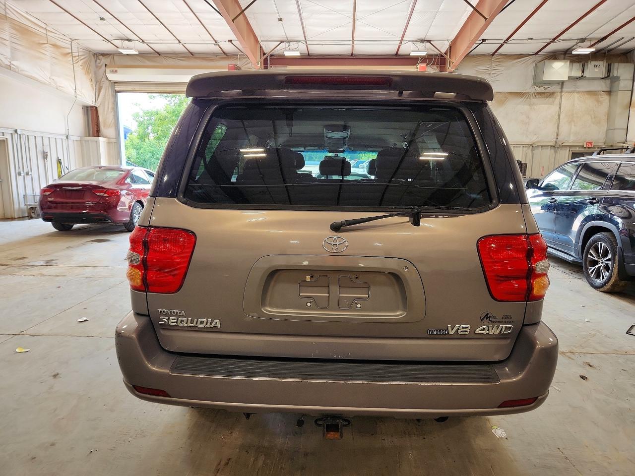 2002 Toyota Sequoia Limited Silver vin: 5TDBT48A02S109451