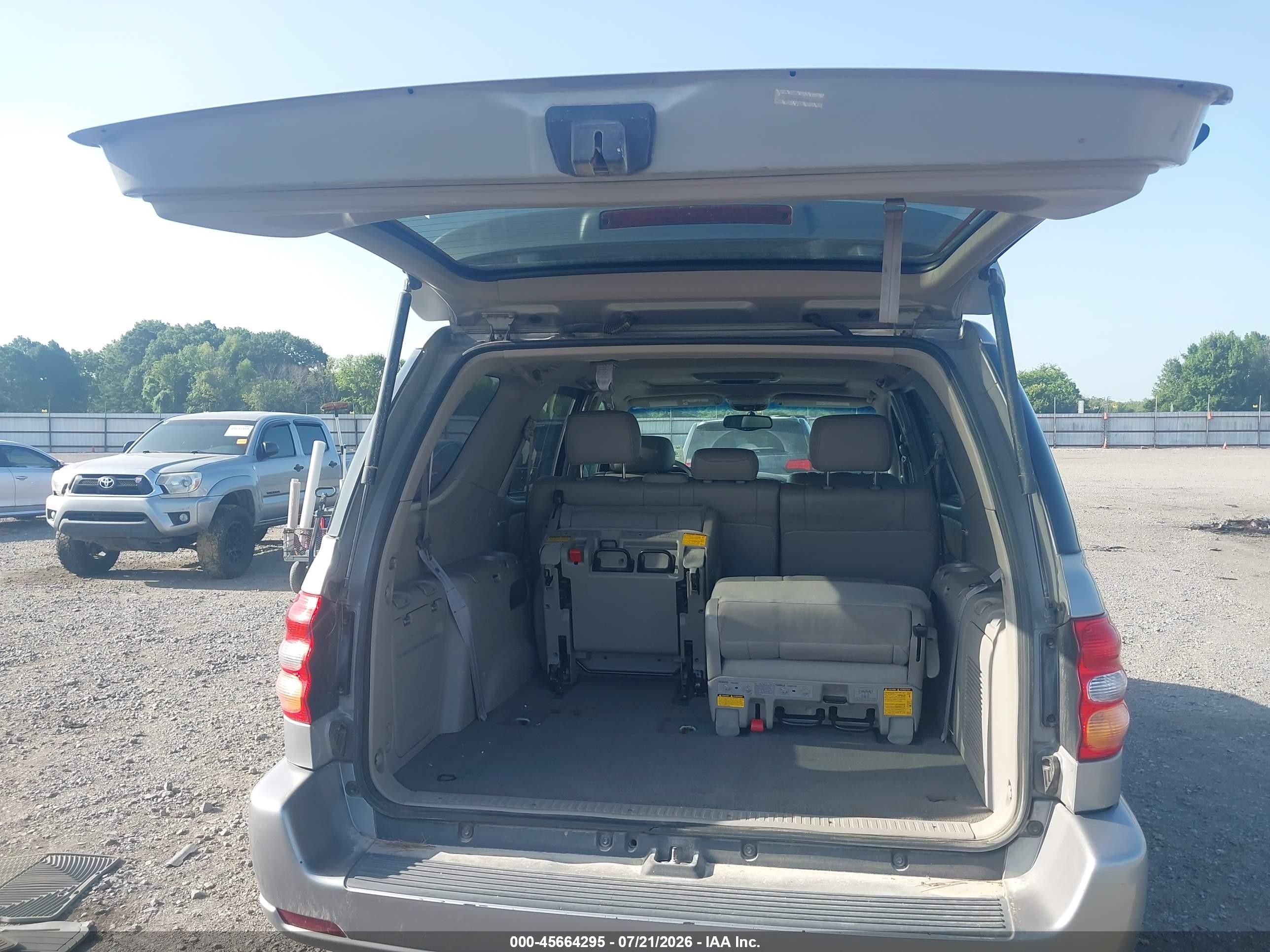 2003 Toyota Sequoia Limited V8 Silver vin: 5TDBT48A13S190171