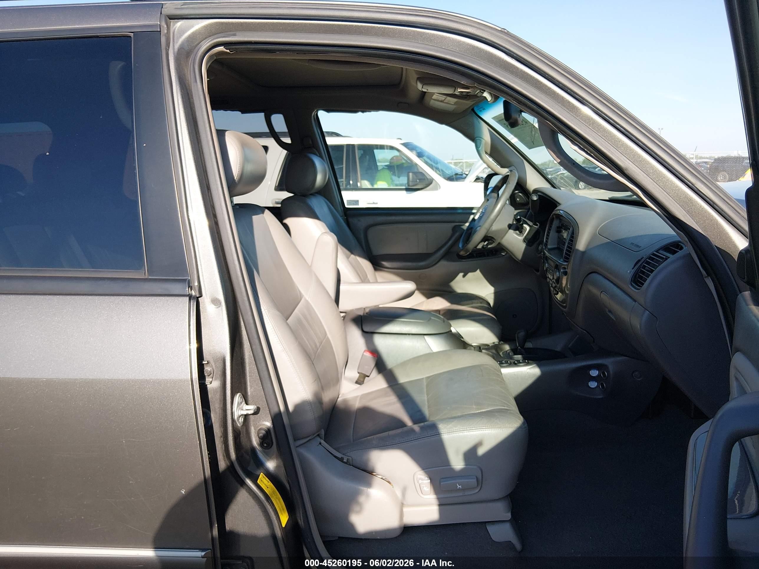 2003 Toyota Sequoia Limited V8 Серый vin: 5TDBT48A33S194528