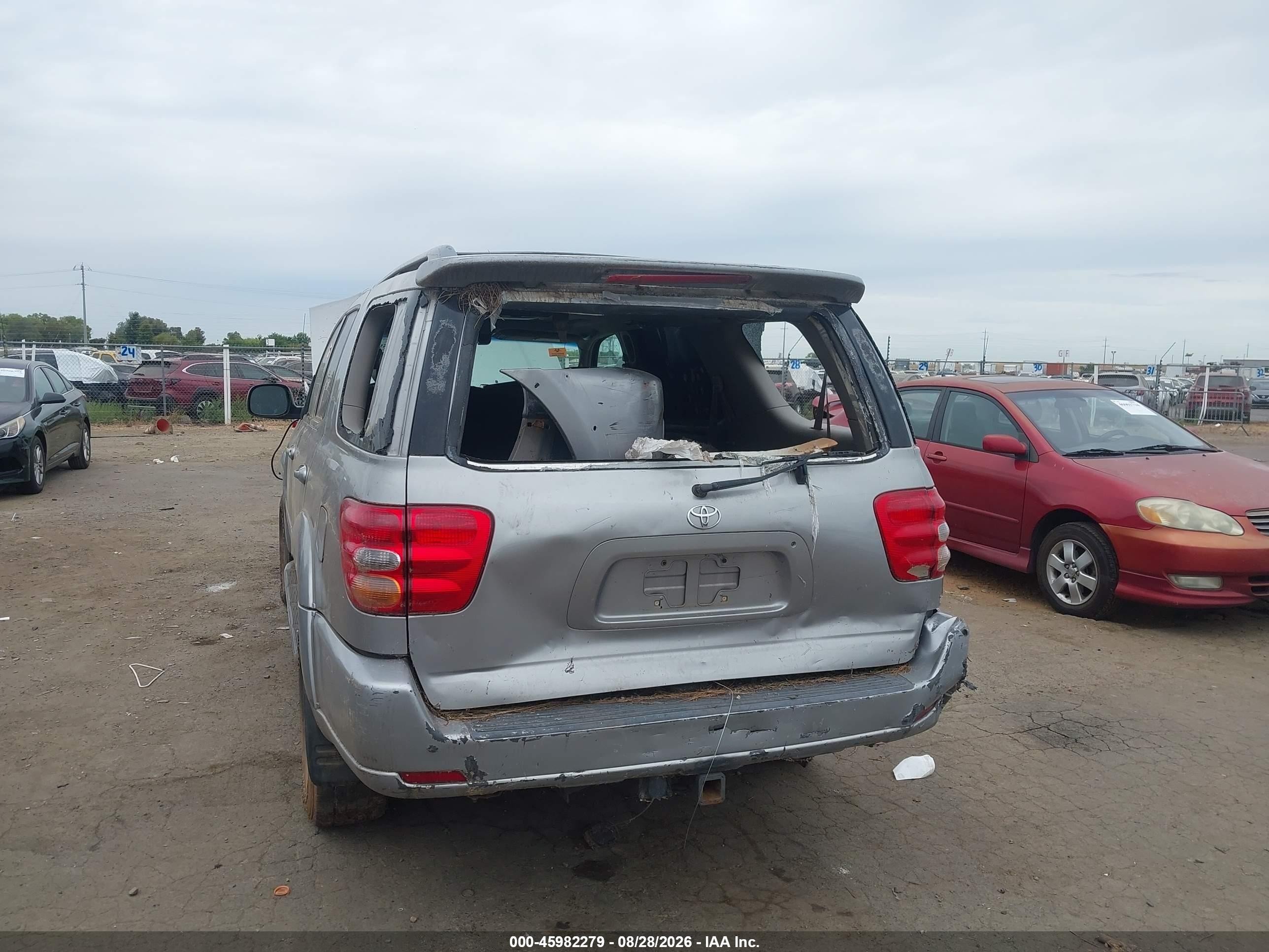 2004 Toyota Sequoia Limited V8 Silver vin: 5TDBT48A44S231684
