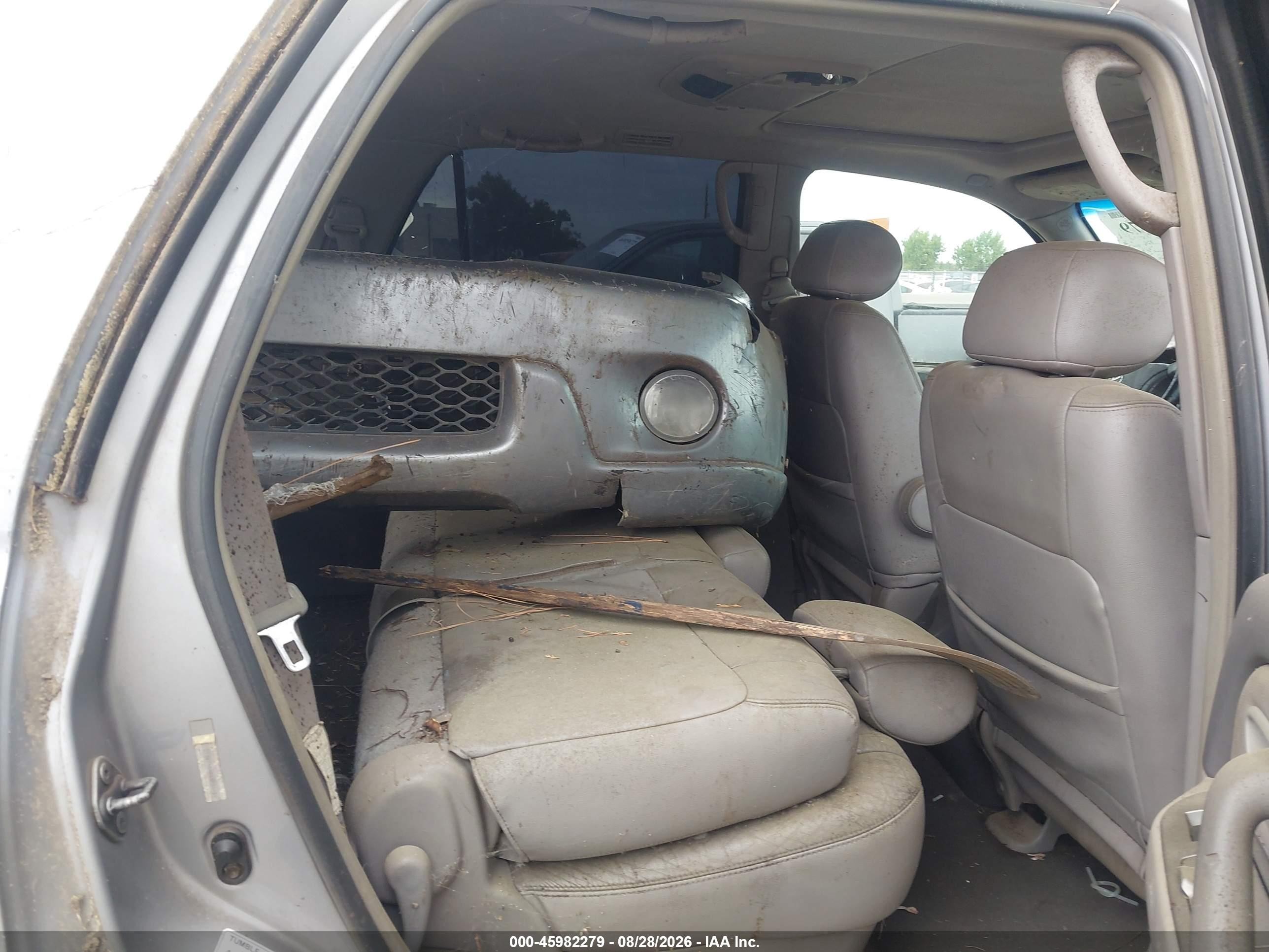 2004 Toyota Sequoia Limited V8 Silver vin: 5TDBT48A44S231684