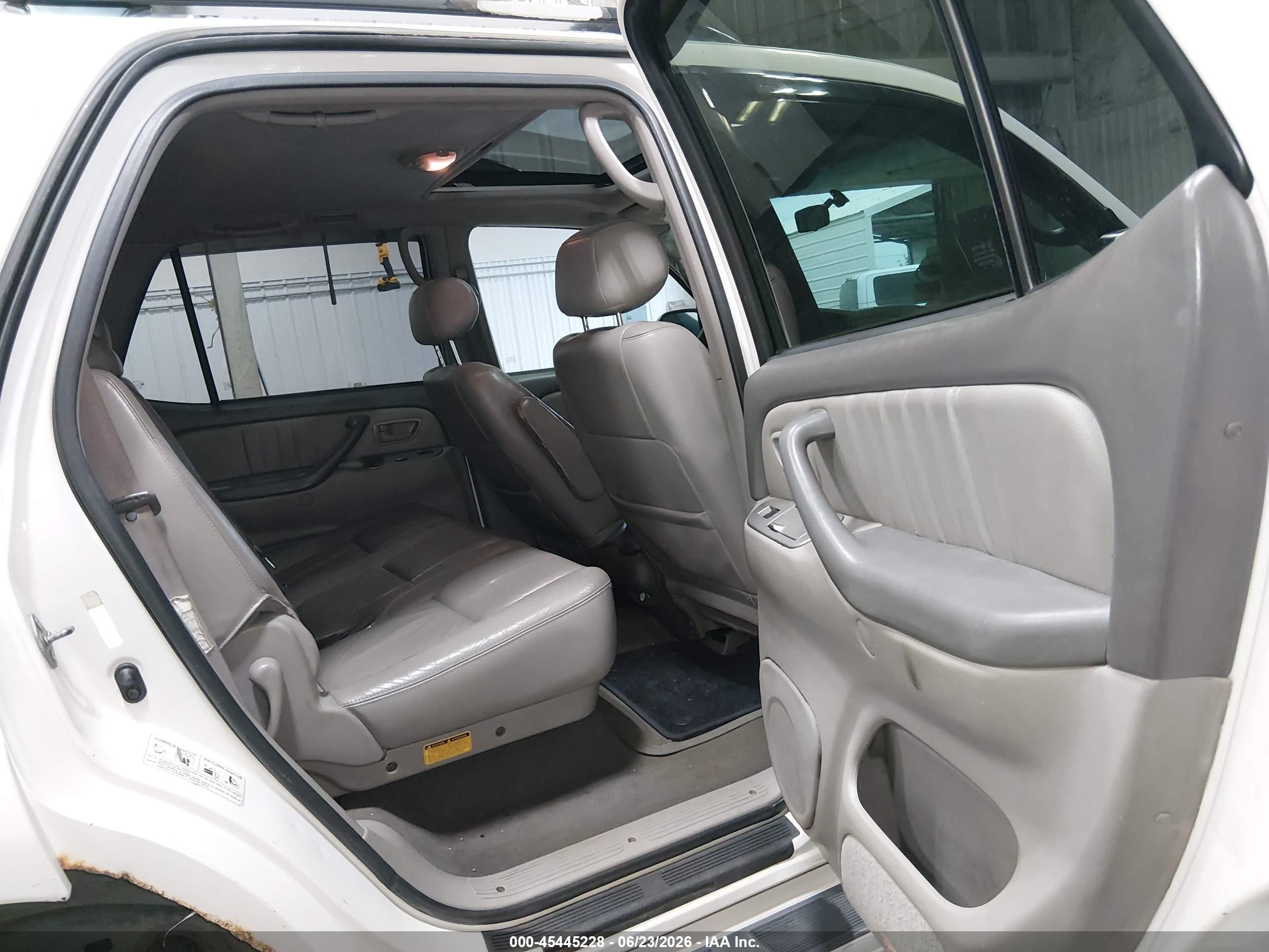 2001 Toyota Sequoia Limited White vin: 5TDBT48A61S047536