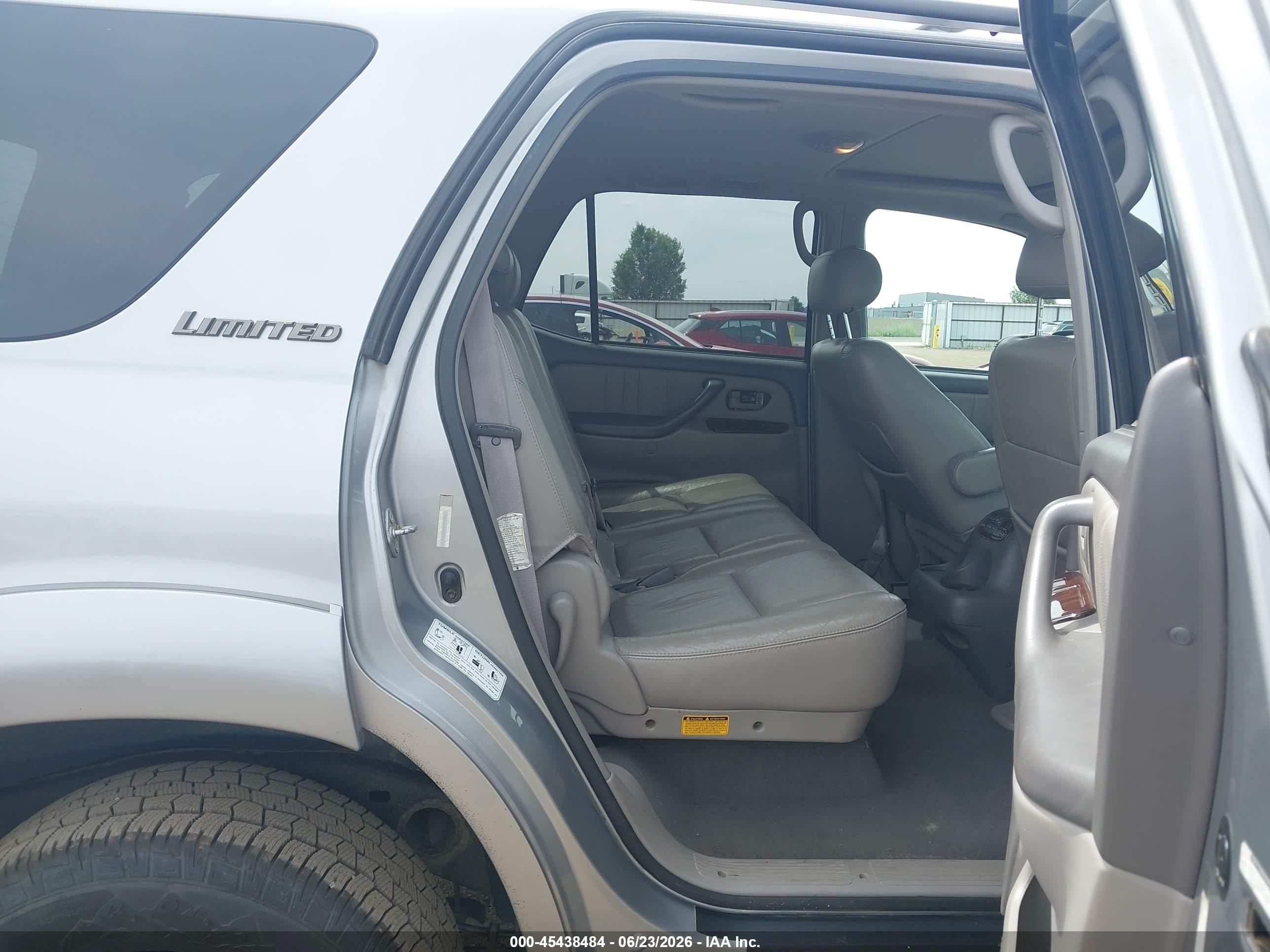 2002 Toyota Sequoia Limited V8 Silver vin: 5TDBT48A62S075113