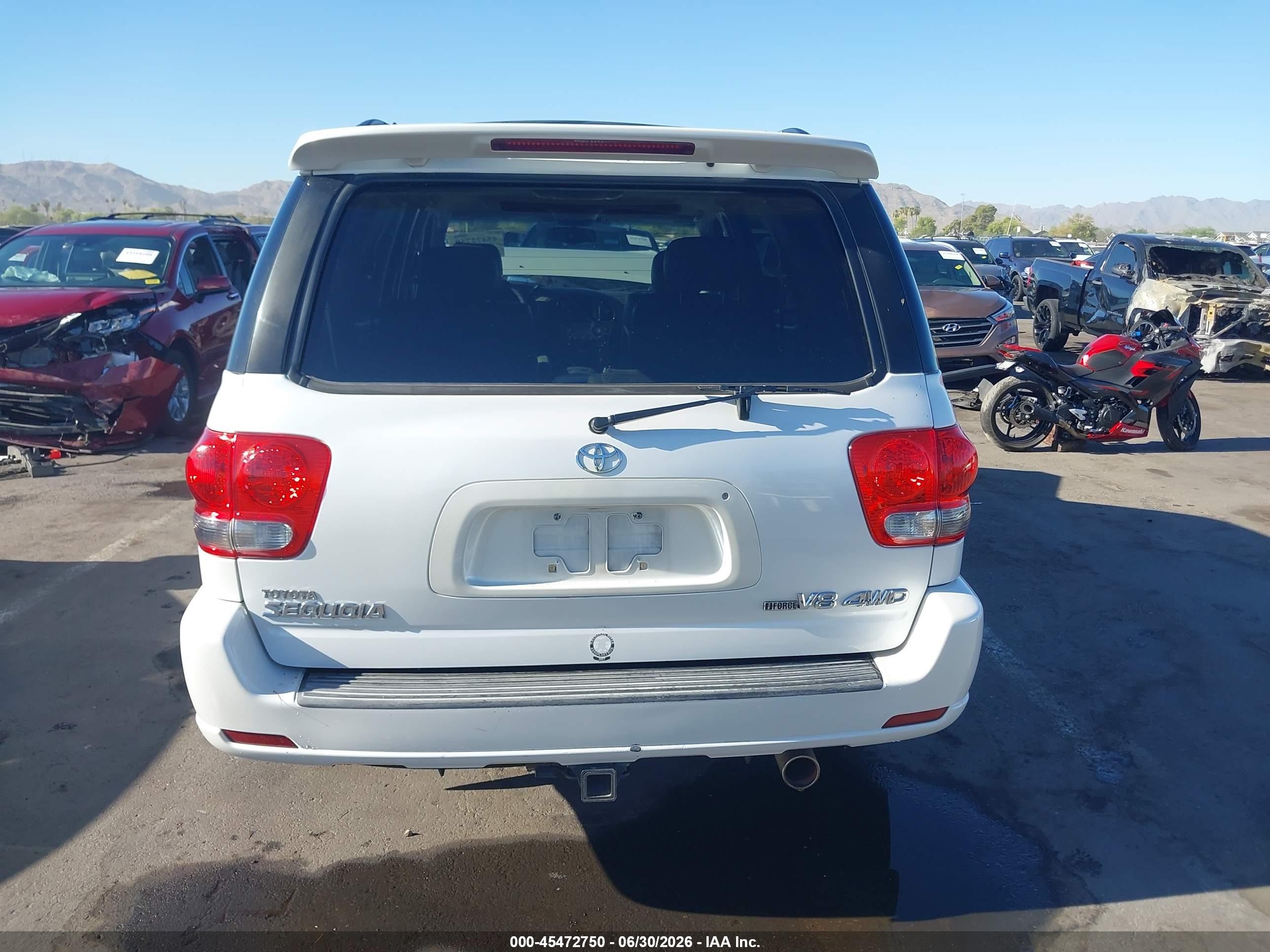 2006 Toyota Sequoia Limited V8 White vin: 5TDBT48A66S266102