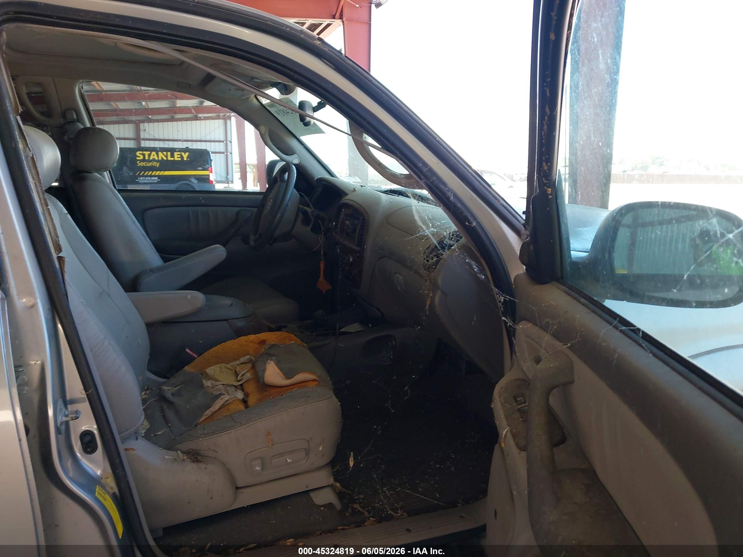 2003 Toyota Sequoia Limited V8 Серебряный vin: 5TDBT48A73S144246
