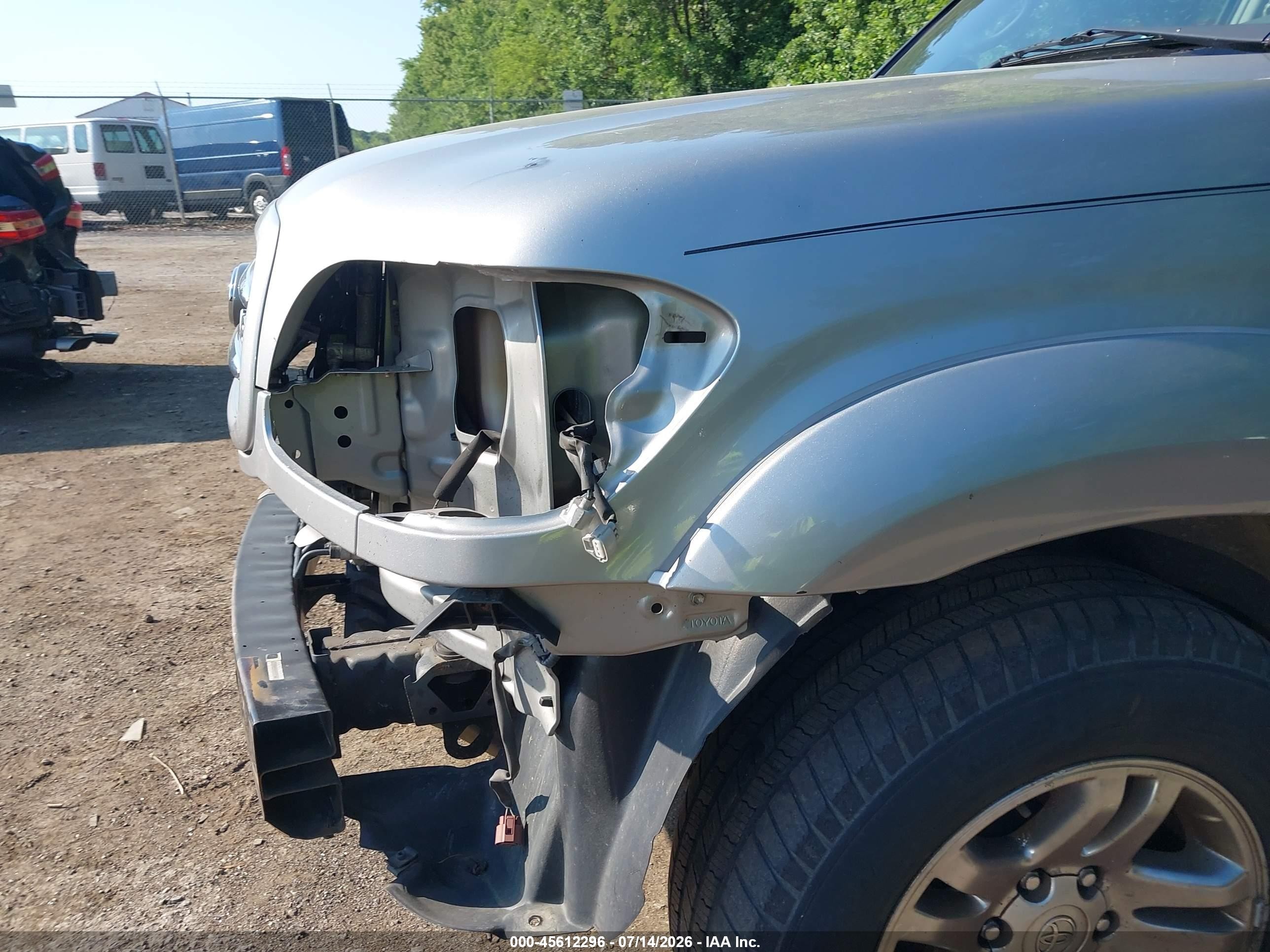 2004 Toyota Sequoia Limited V8 Silver vin: 5TDBT48A74S228620