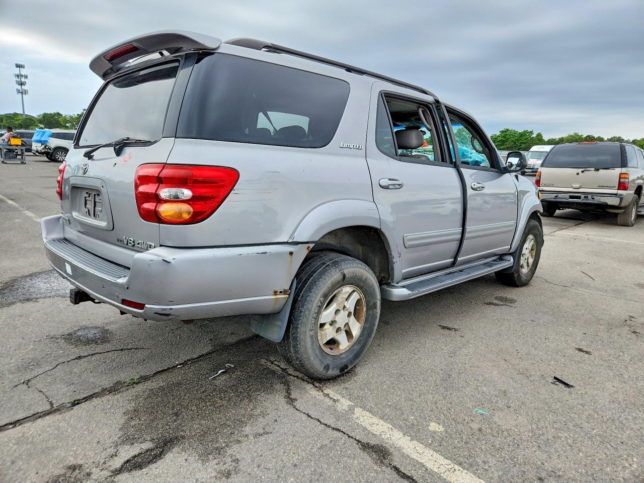 2002 Toyota Sequoia Limited Silver vin: 5TDBT48A82S083245