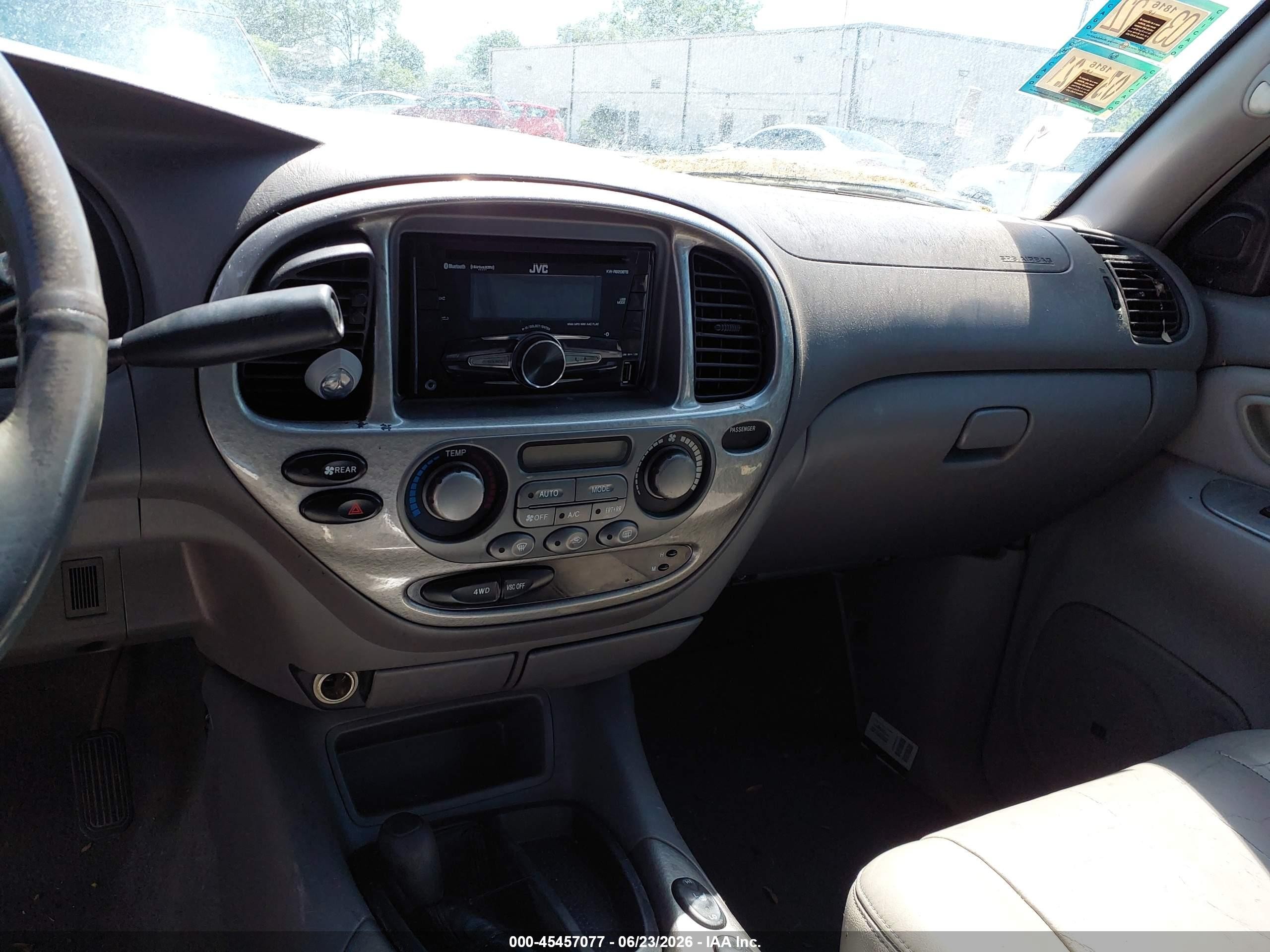 2002 Toyota Sequoia Limited V8 Серебряный vin: 5TDBT48A92S076580