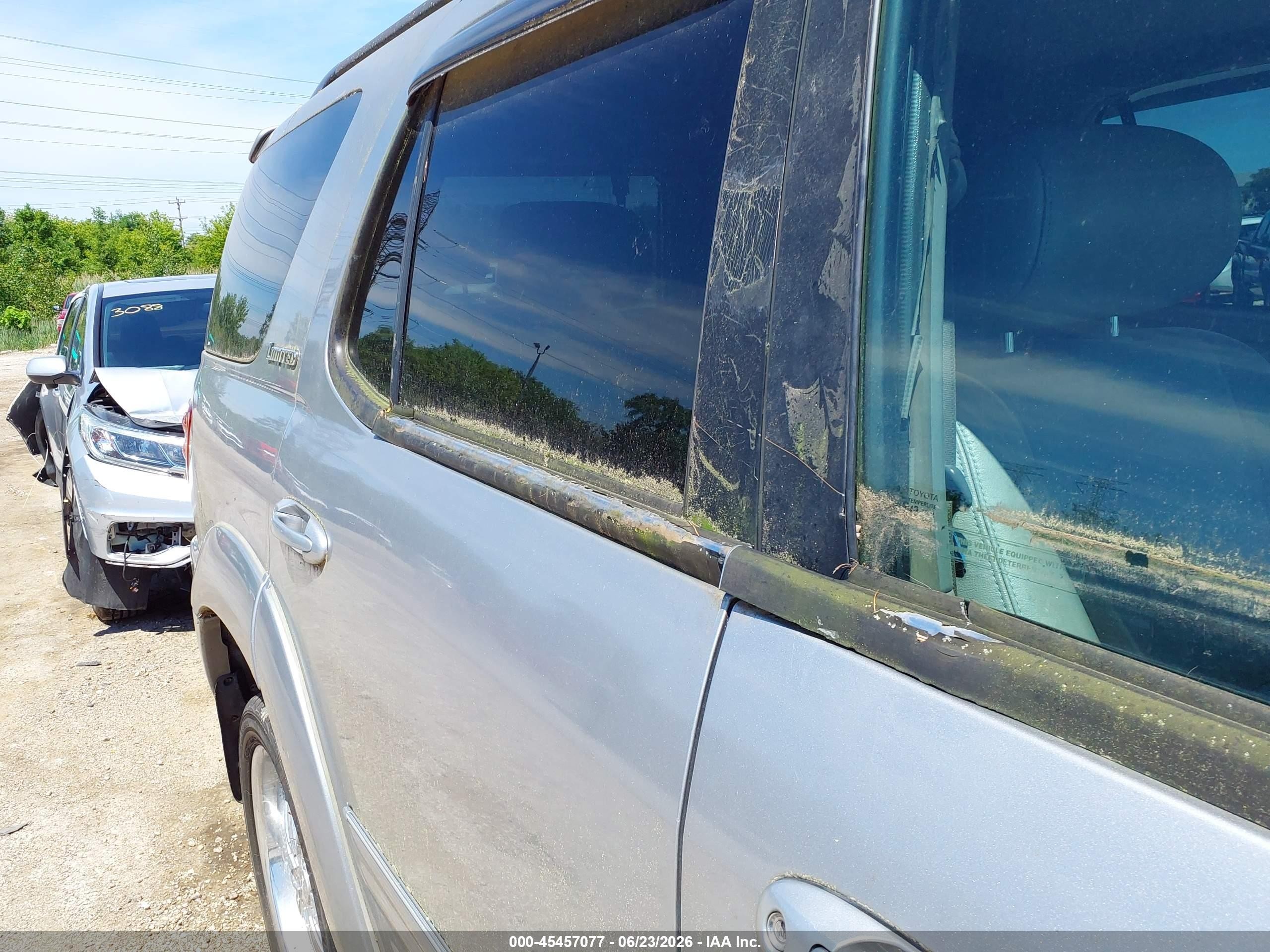 2002 Toyota Sequoia Limited V8 Серебряный vin: 5TDBT48A92S076580