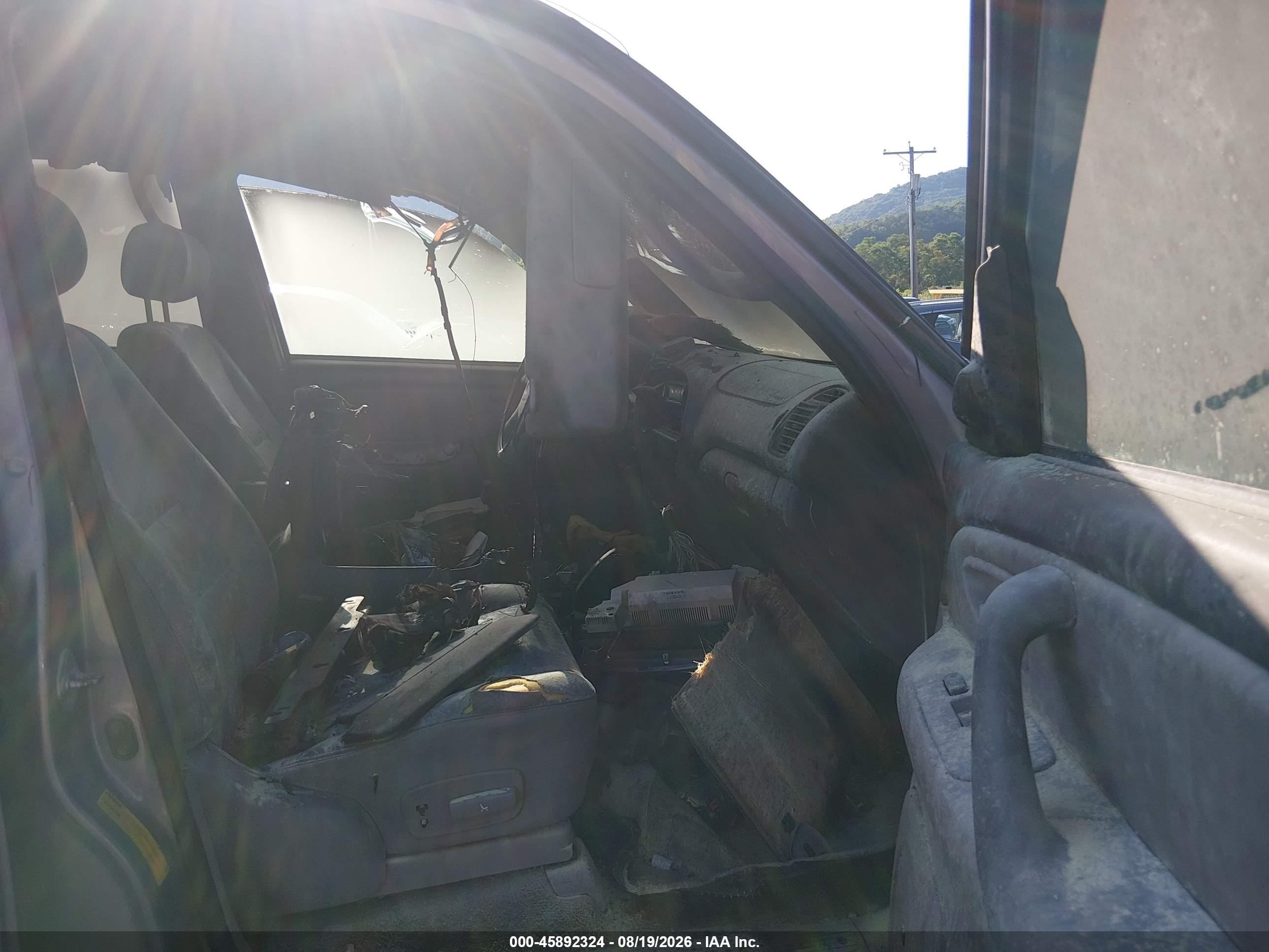 2001 Toyota Sequoia Limited V8 Silver vin: 5TDBT48AX1S025930