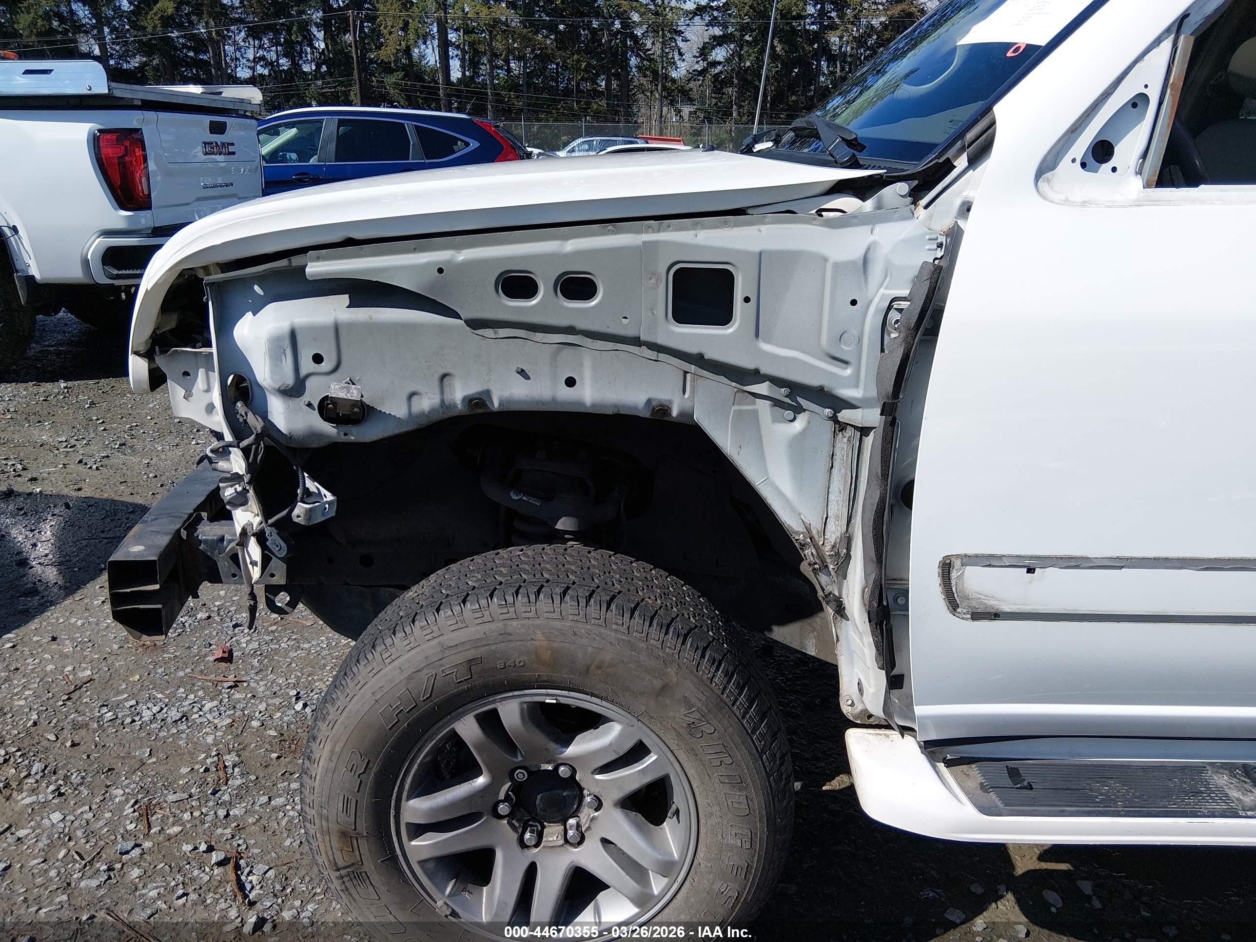 2004 Toyota Sequoia Limited V8 White vin: 5TDBT48AX4S211908