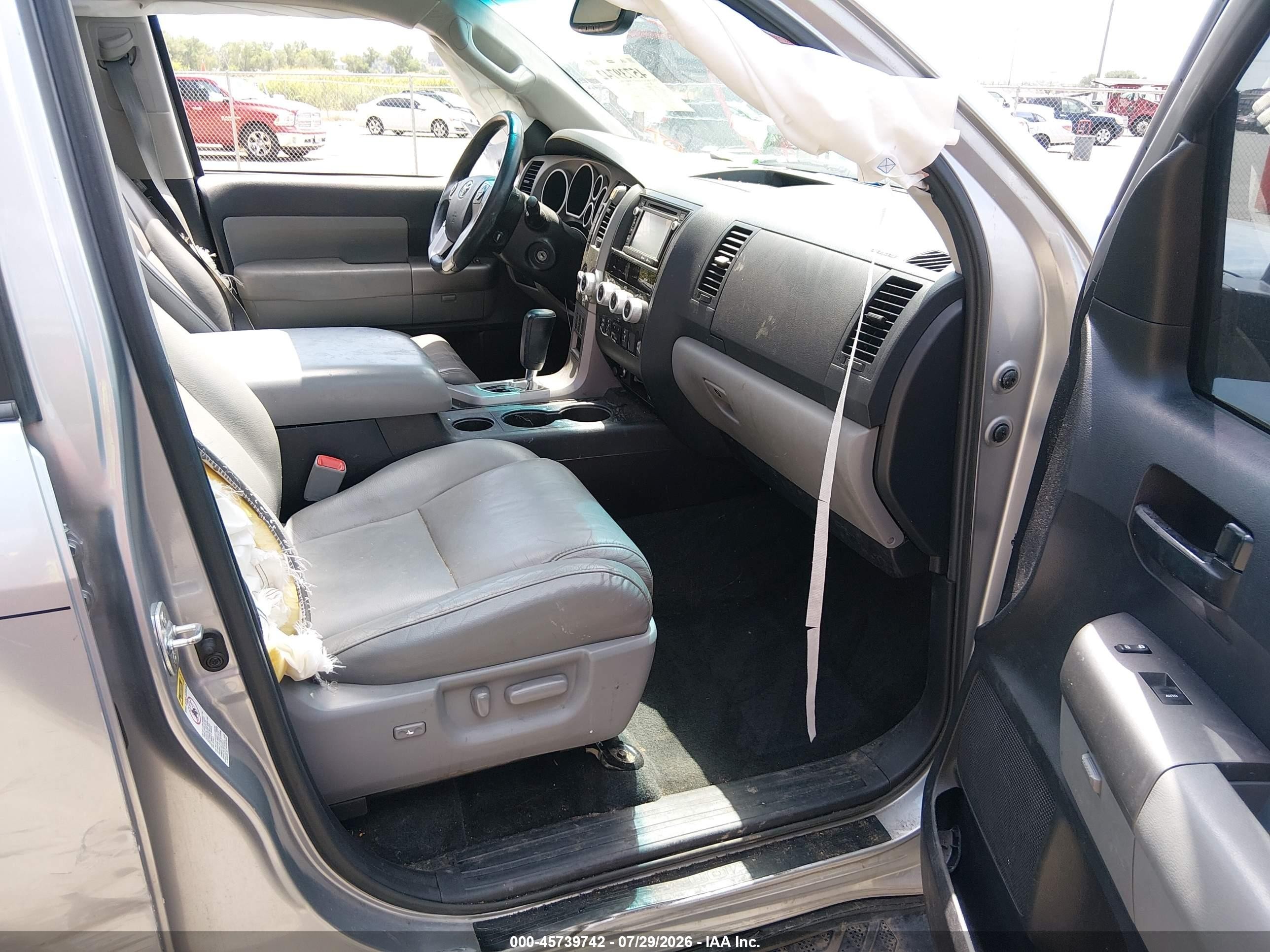 2015 Toyota Sequoia Sr5 5.7l V8 Silver vin: 5TDBY5G11FS116987