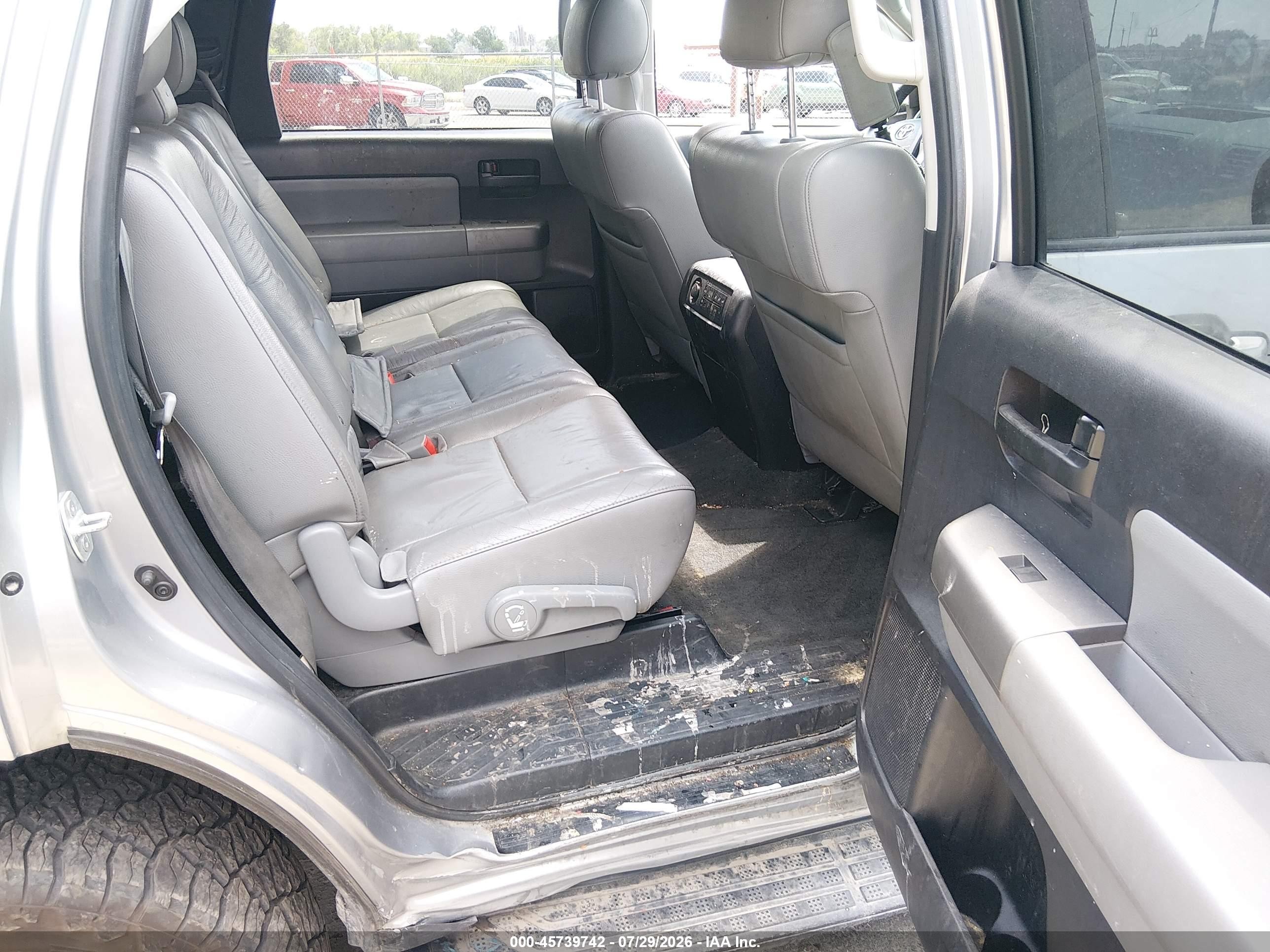 2015 Toyota Sequoia Sr5 5.7l V8 Silver vin: 5TDBY5G11FS116987
